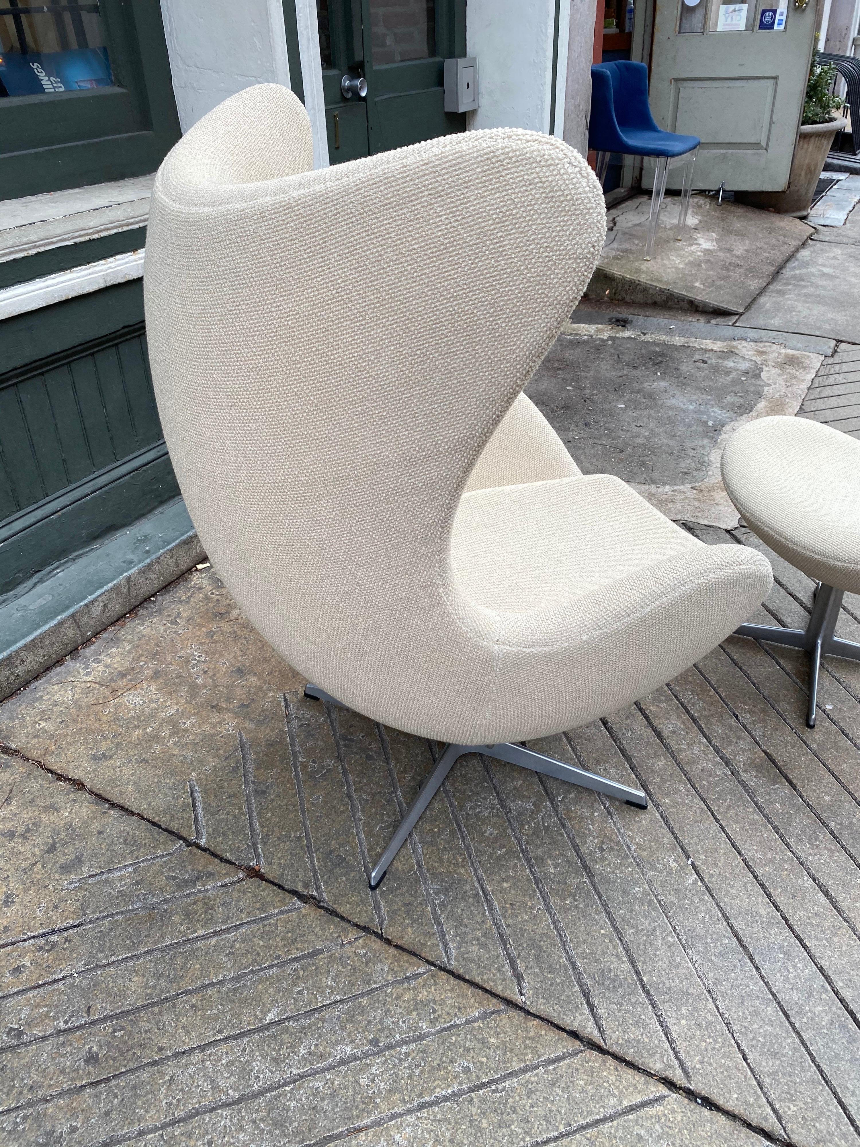 Scandinavian Modern Arne Jacobsen Egg Chair and Ottoman by Fritz Hansen in Knoll Ivory Loop