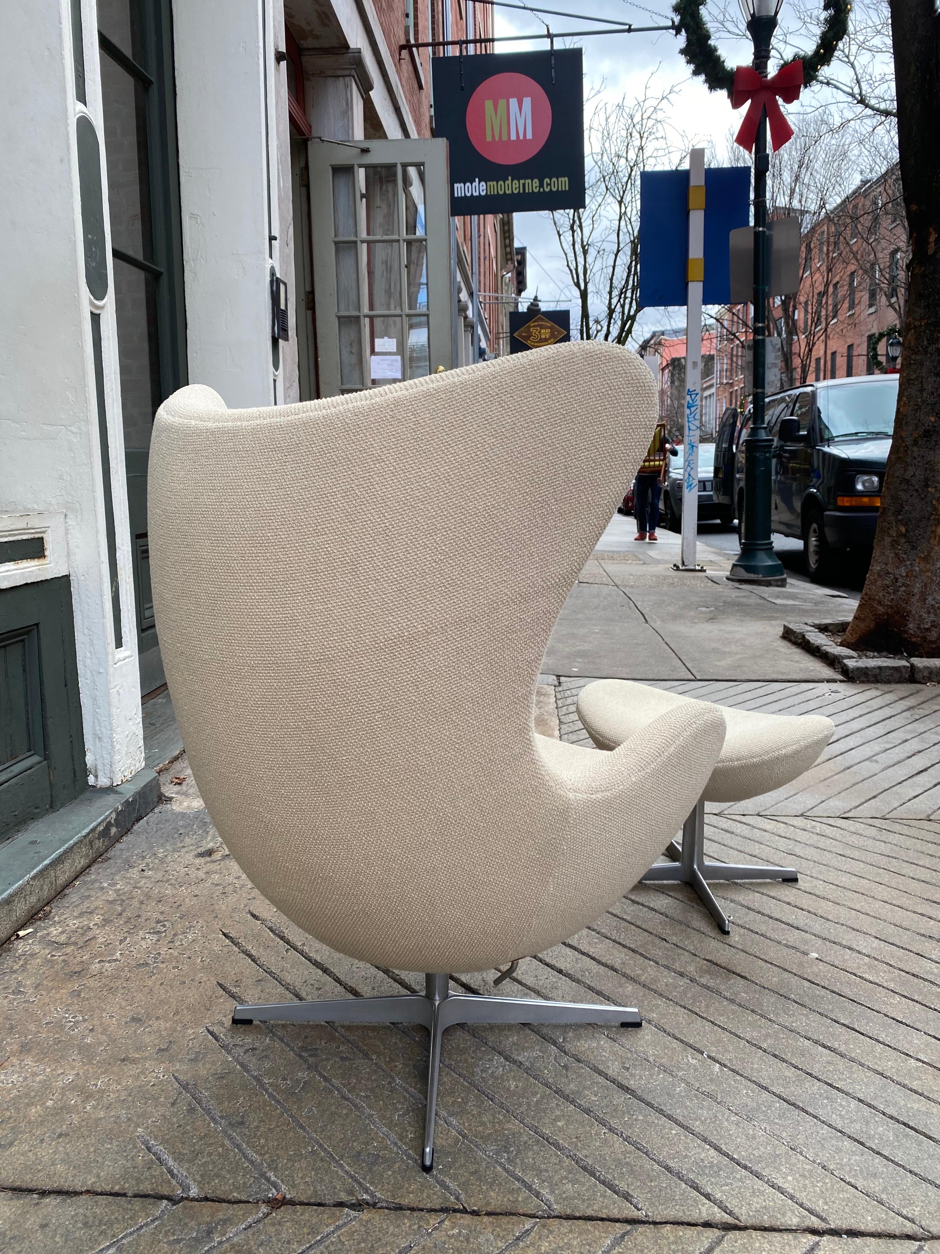 Arne Jacobsen Egg Chair and Ottoman by Fritz Hansen in Knoll Ivory Loop In Good Condition In Philadelphia, PA