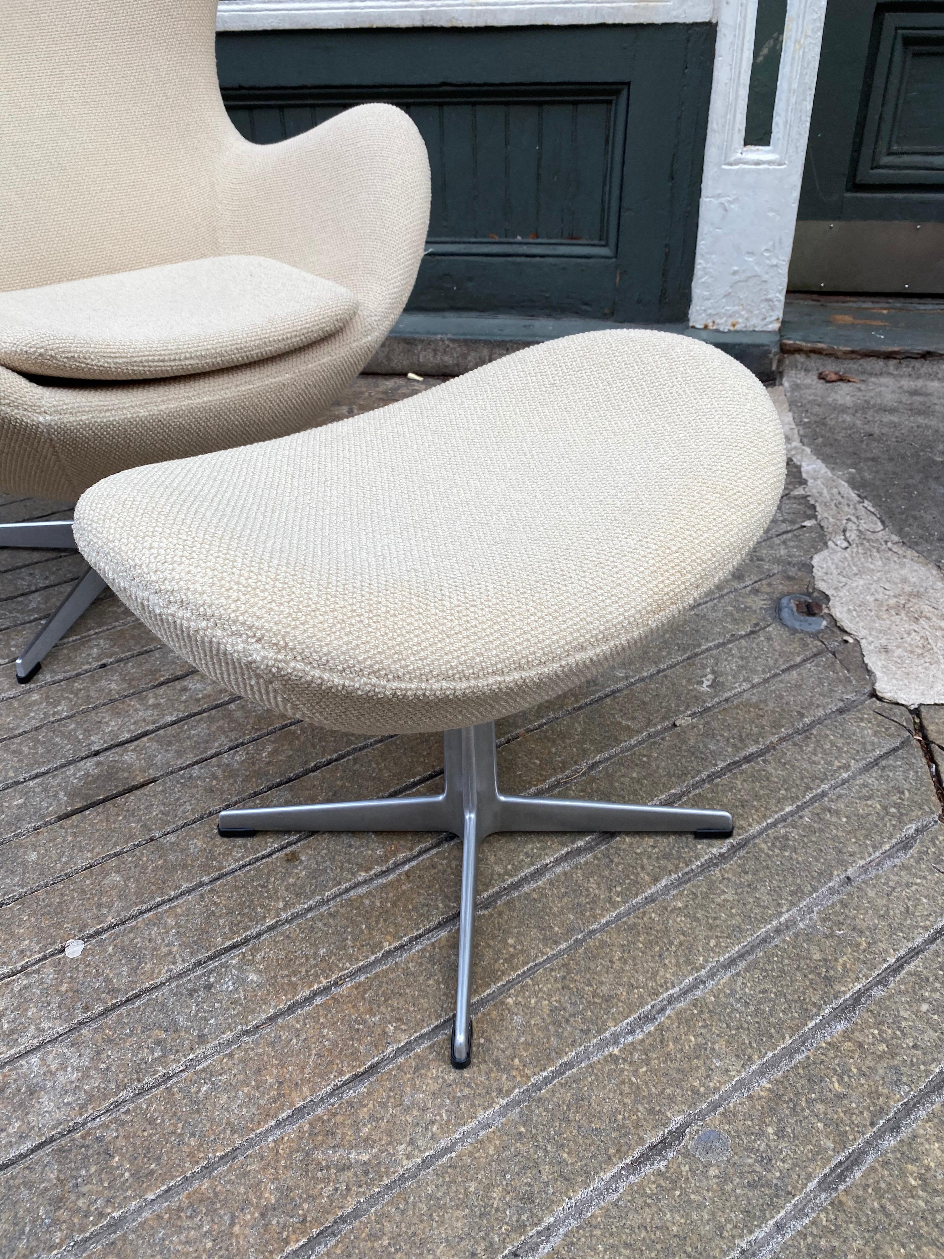Mid-20th Century Arne Jacobsen Egg Chair and Ottoman by Fritz Hansen in Knoll Ivory Loop