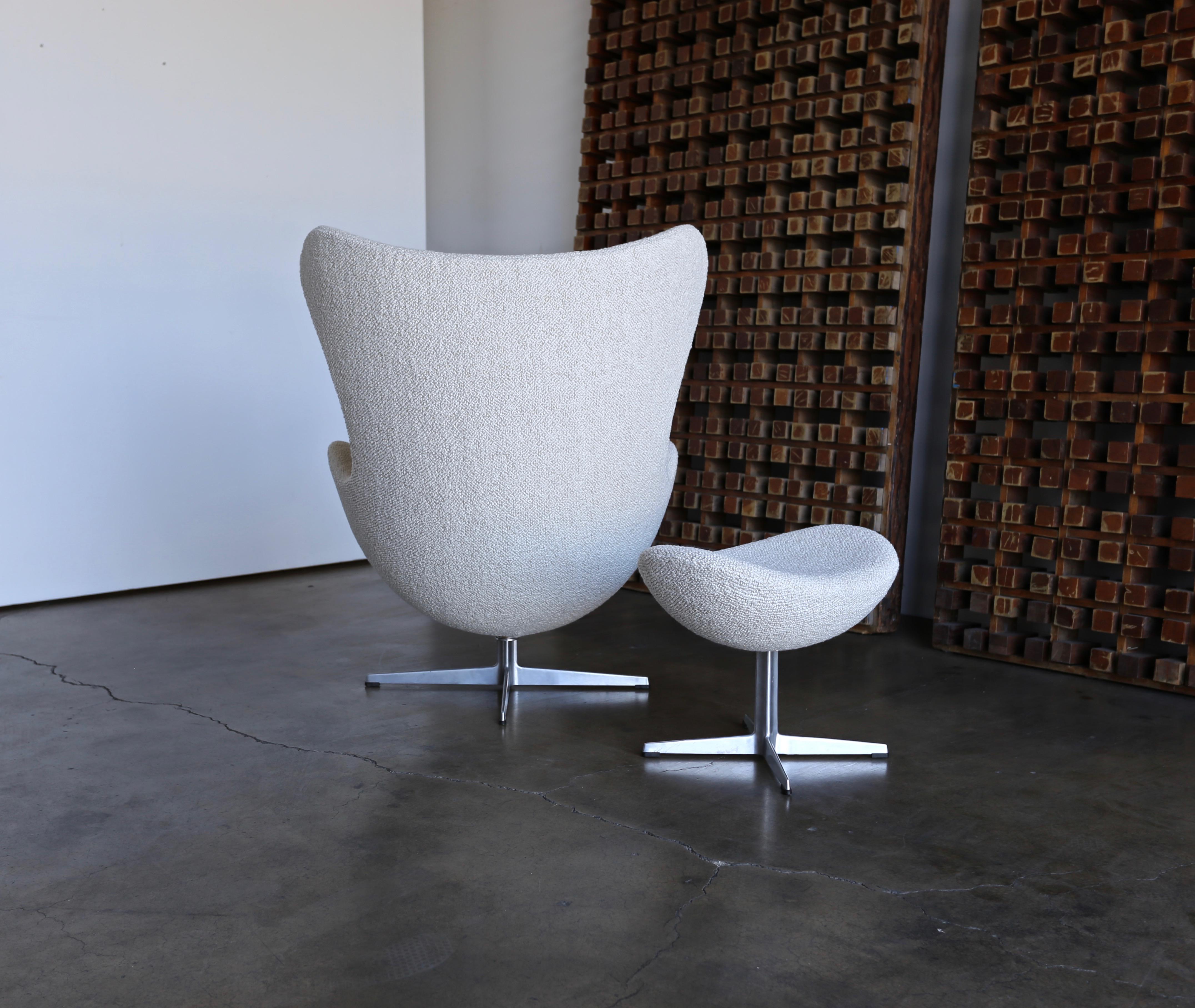 Arne Jacobsen Egg Chair and Ottoman for Fritz Hansen, circa 1960 4