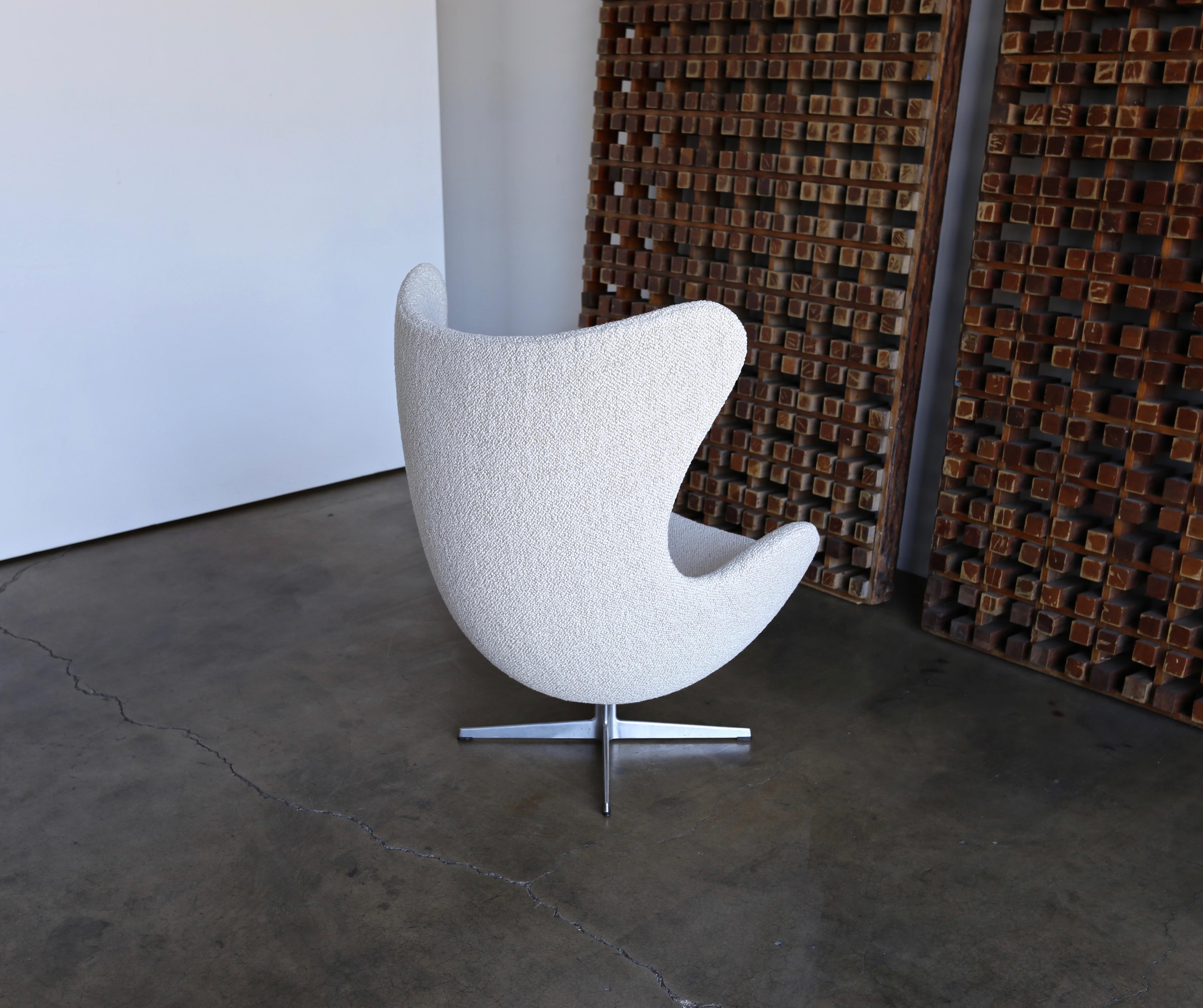 Arne Jacobsen Egg Chair and Ottoman for Fritz Hansen, circa 1960 1