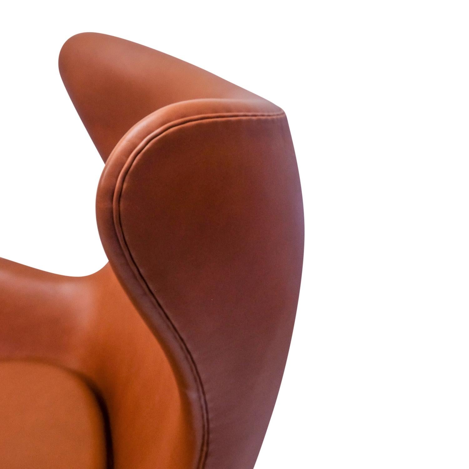 It took some time for Arne Jacobsen and Fritz Hansen to develop the Swan chair, first editions were based on a wooden shell that was bent into shape. The leather upholstery is still done by hand, a painstaking process ensuring the leather to be