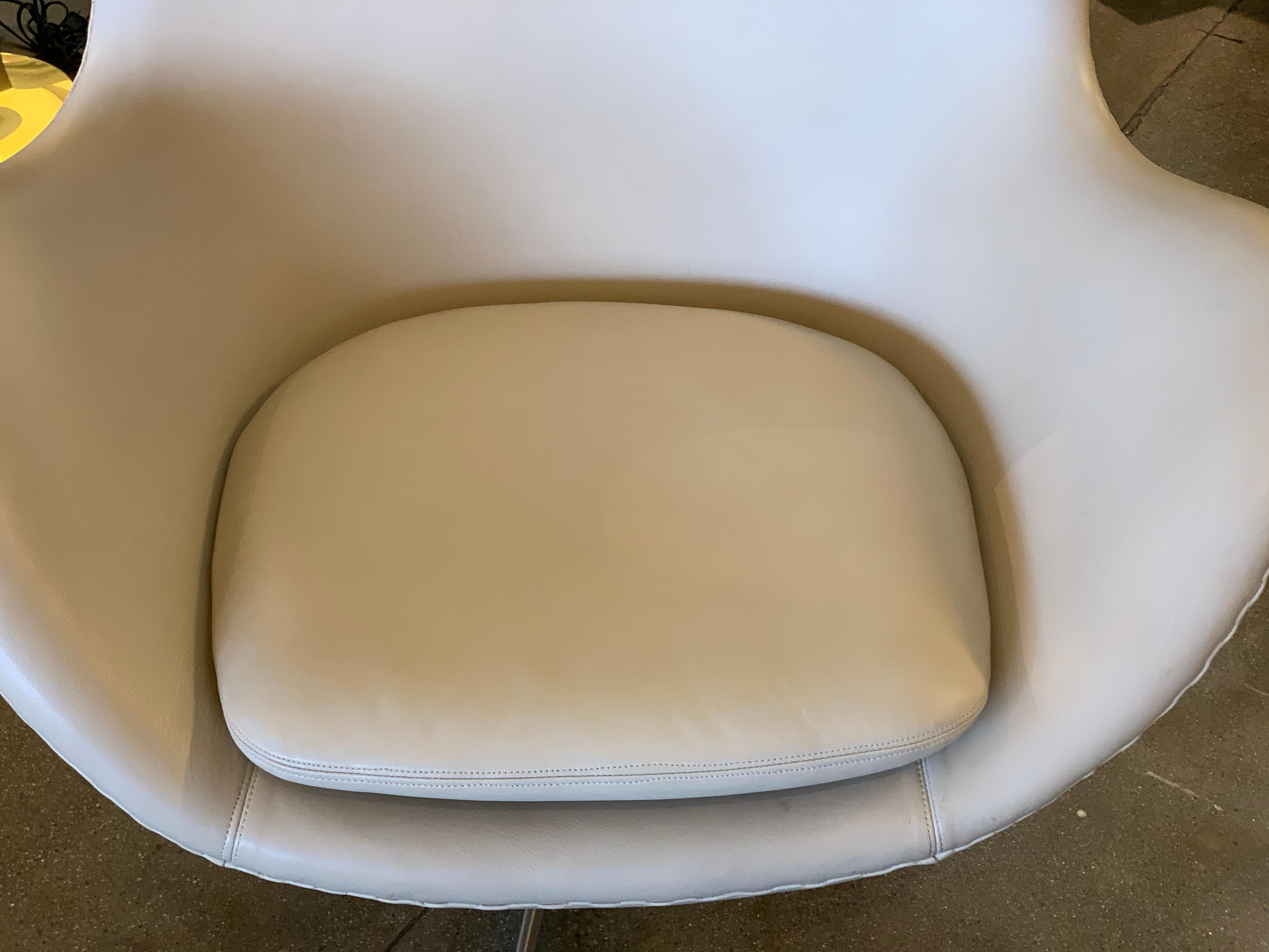 Arne Jacobsen Egg Chair by Fritz Hansen In Good Condition In Palm Springs, CA