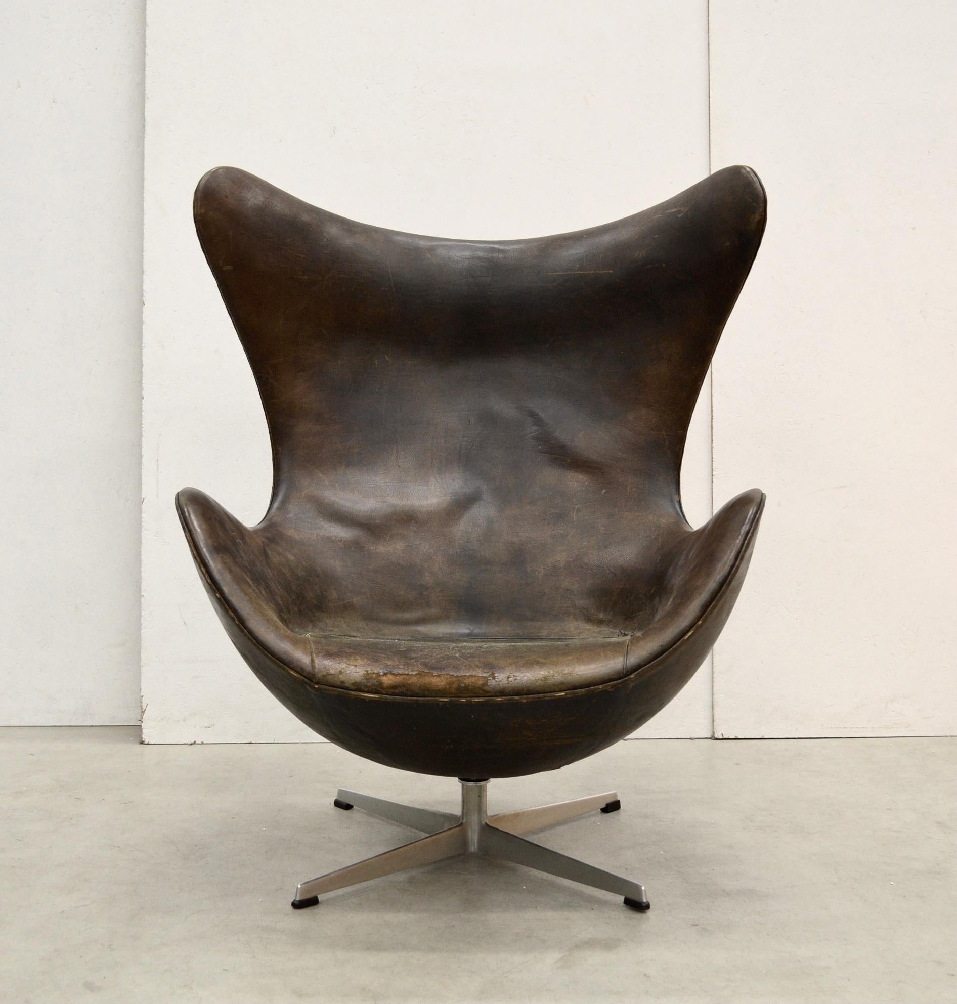 Arne Jacobsen egg chair model 3316. Original distressed upholster in dark brown leather, first serie from 1958. Produced by Fritz Hansen. Original marked by FH.