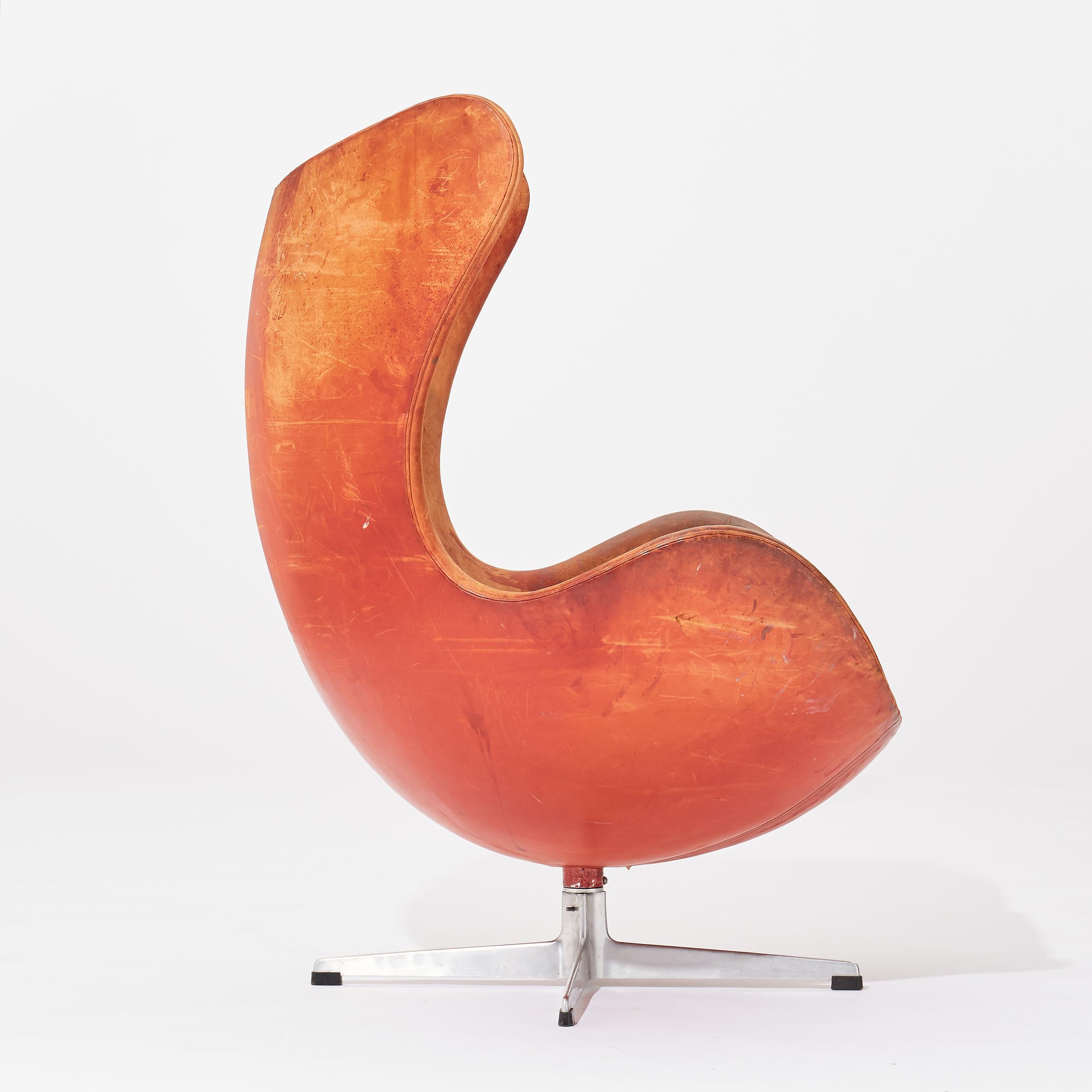 Early easy Egg chair model 3316 designed by Arne Jacobsen and produced by Fritz Hansen in Denmark in 1958. Vintage original upholstery with patinated light brown leather. Signed by Fritz Hansen.