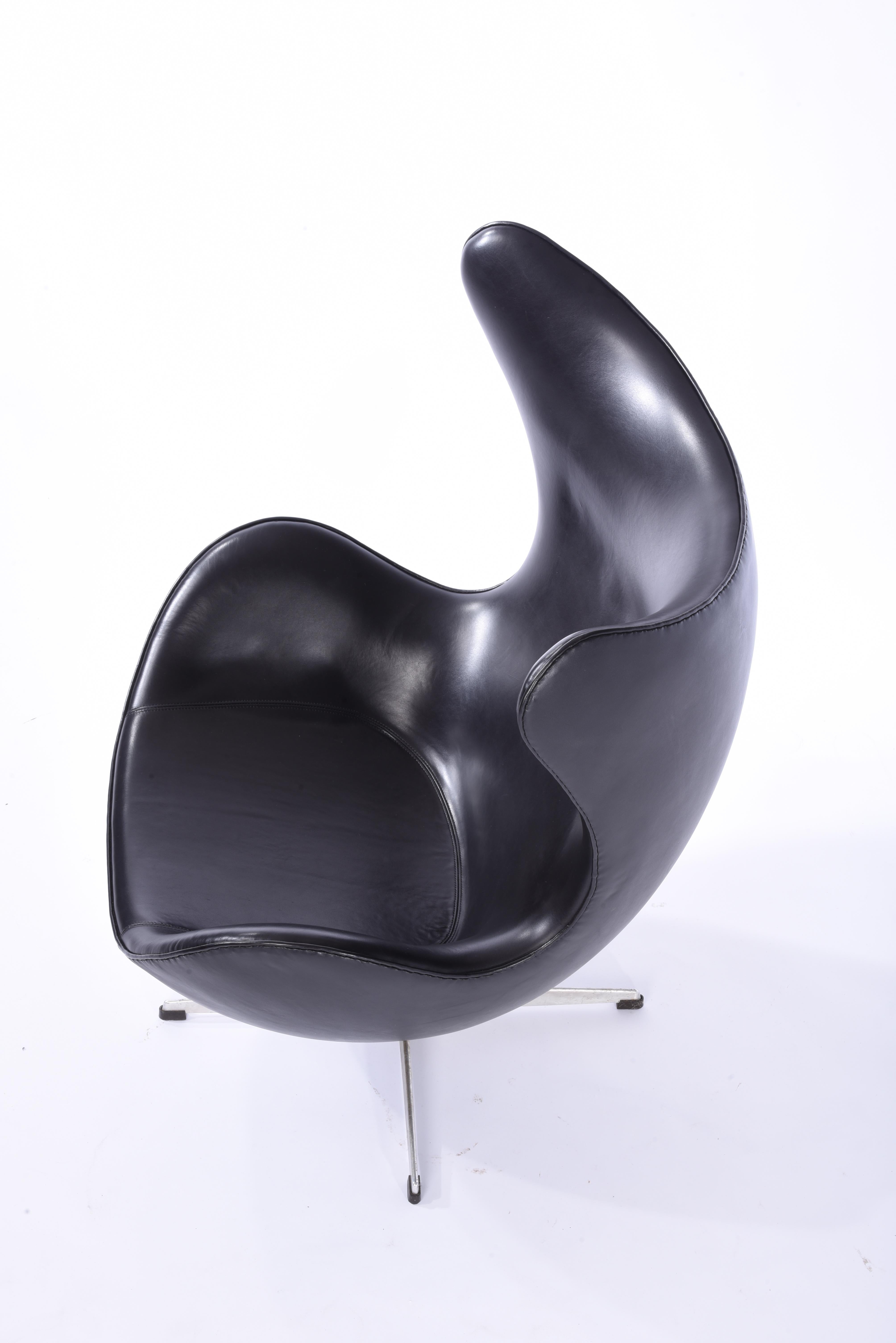 Early Arne Jacobsen egg chair for Fritz Hansen, Denmark, circa 1959. New black leather.