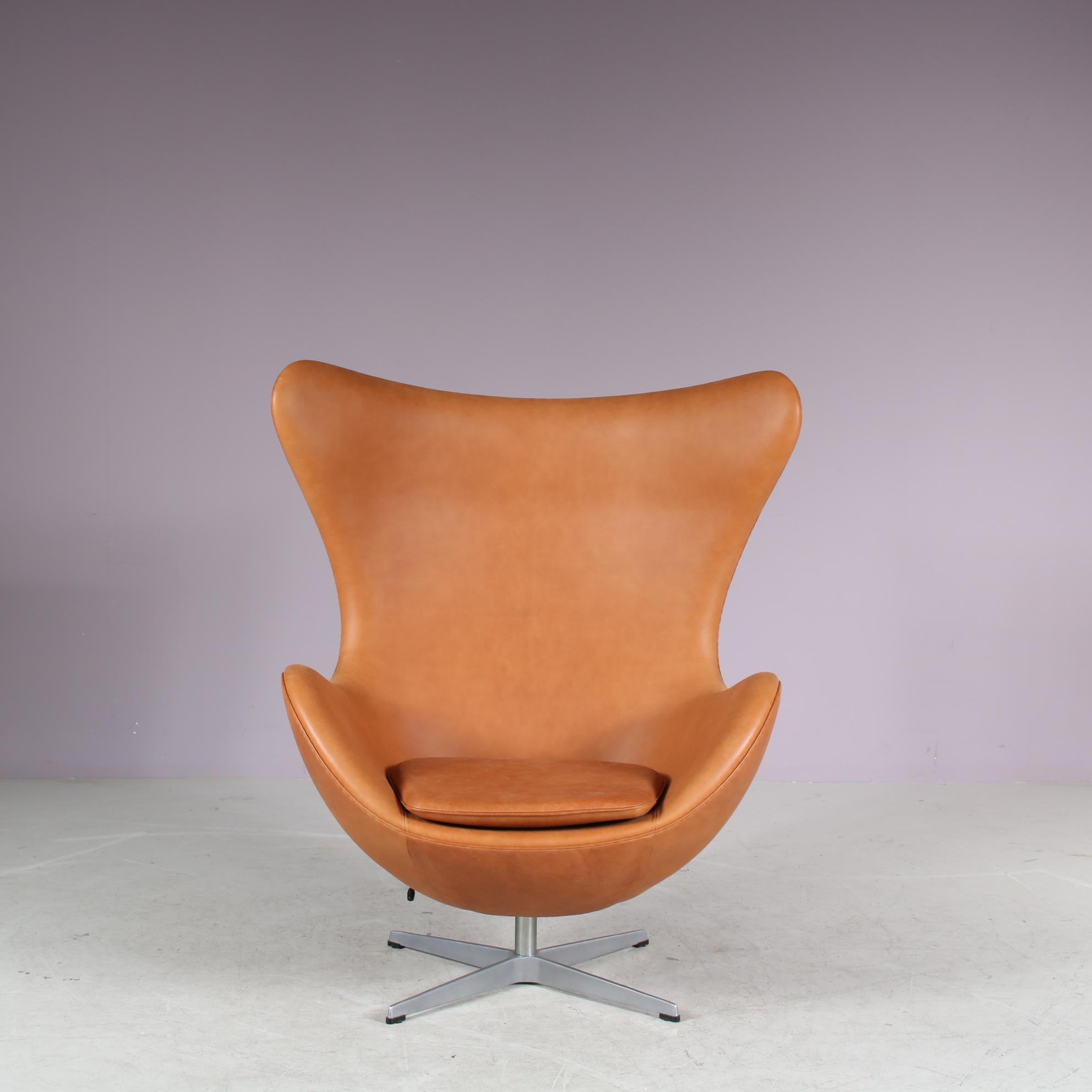 A beautiful “Egg” chair designed by Arne Jacobsen, manufactured by Fritz Hansen in Denmark around 1980.

This eye-catching piece has a chrome plated metal  swivel crossbase. The rounded design of the seat gives it a very nice appeal as well as