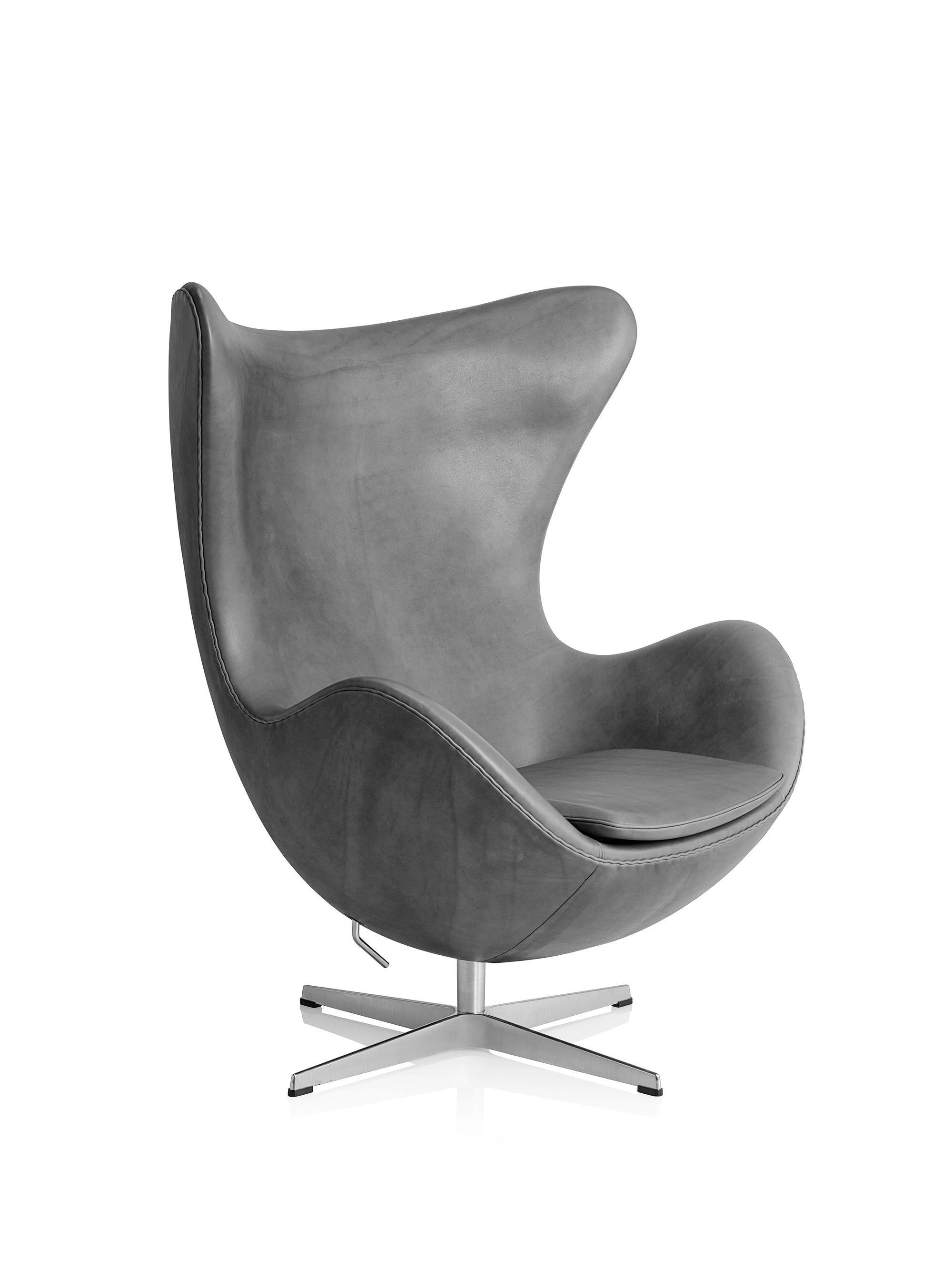 Arne Jacobsen 'Egg' Chair for Fritz Hansen in Leather Upholstery (Cat. 5) For Sale 3