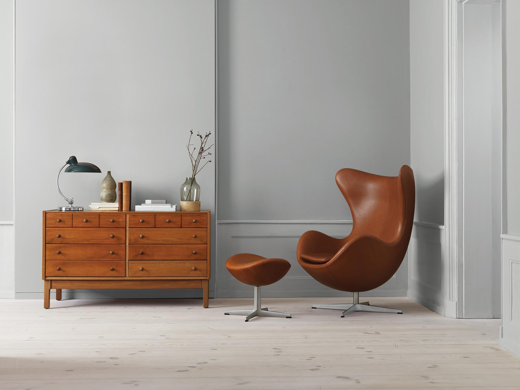 Arne Jacobsen „Egg“-Stuhl für Fritz Hansen mit Lederpolsterung (Cat. 5) (21. Jahrhundert und zeitgenössisch) im Angebot
