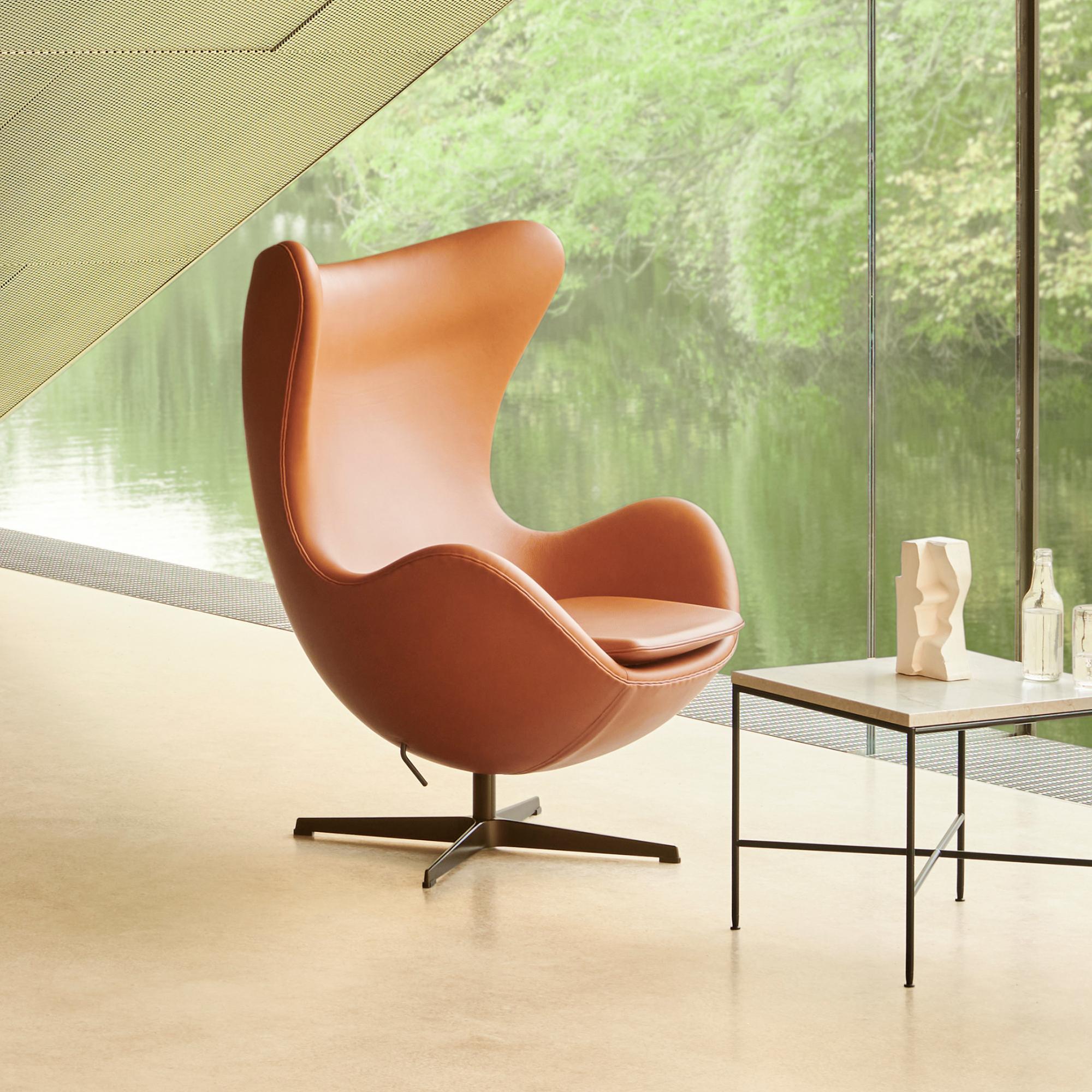 Arne Jacobsen „Egg“-Stuhl für Fritz Hansen mit Lederpolsterung (Cat. 5) im Angebot 1