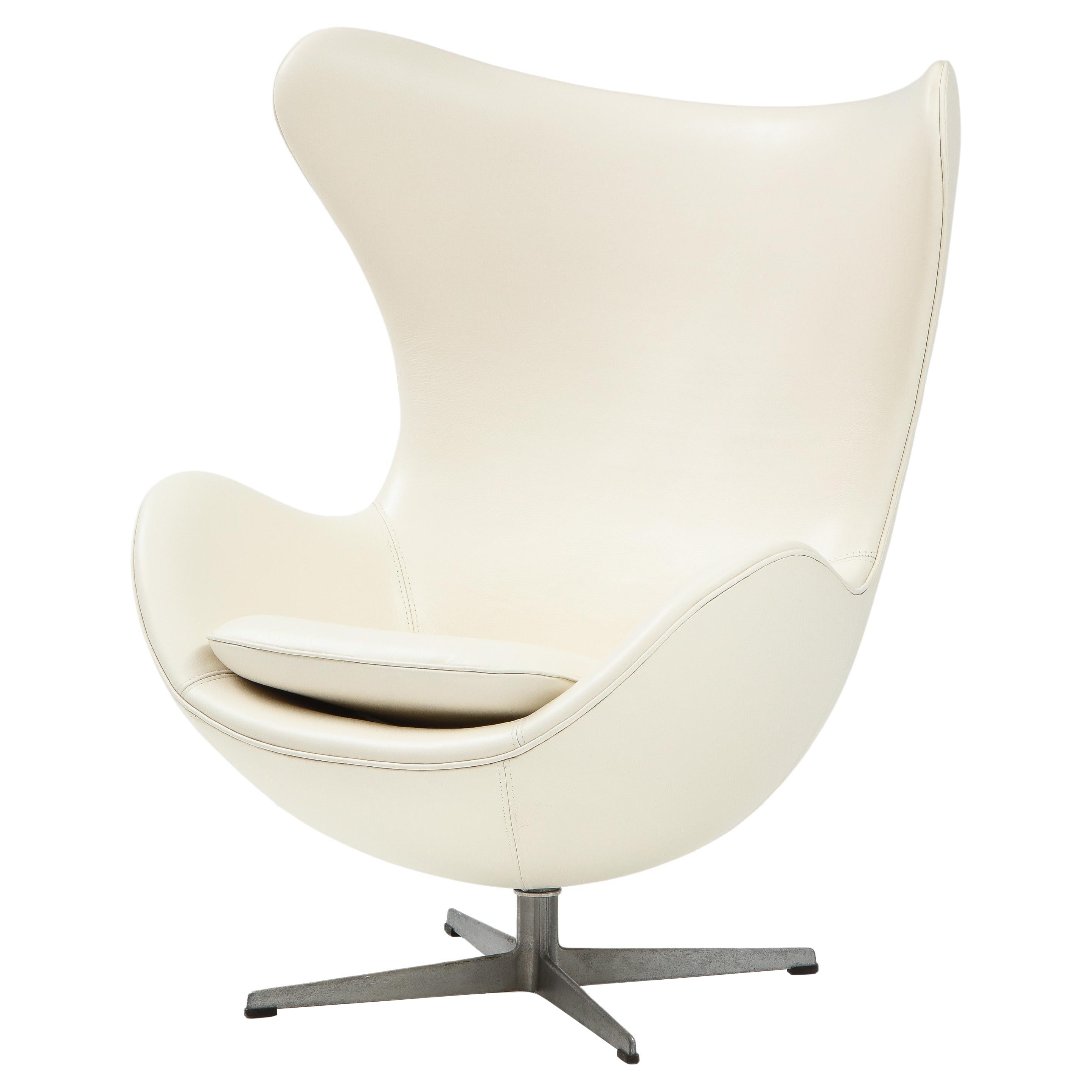 Arne Jacobsen Egg Chair for Fritz Hansen, White Leather, 1967 For Sale