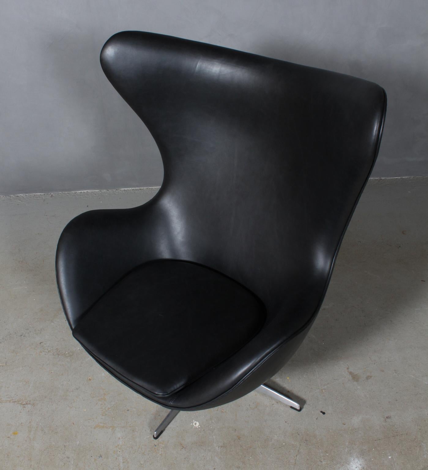 Arne Jacobsen set of lounge chairs model Egg. New upholstered with Dakar black aniline leather.

Four star base with tilt function.

Made by Fritz Hansen.

This iconic chair is one of the most famous chairs in the world and is recognized by