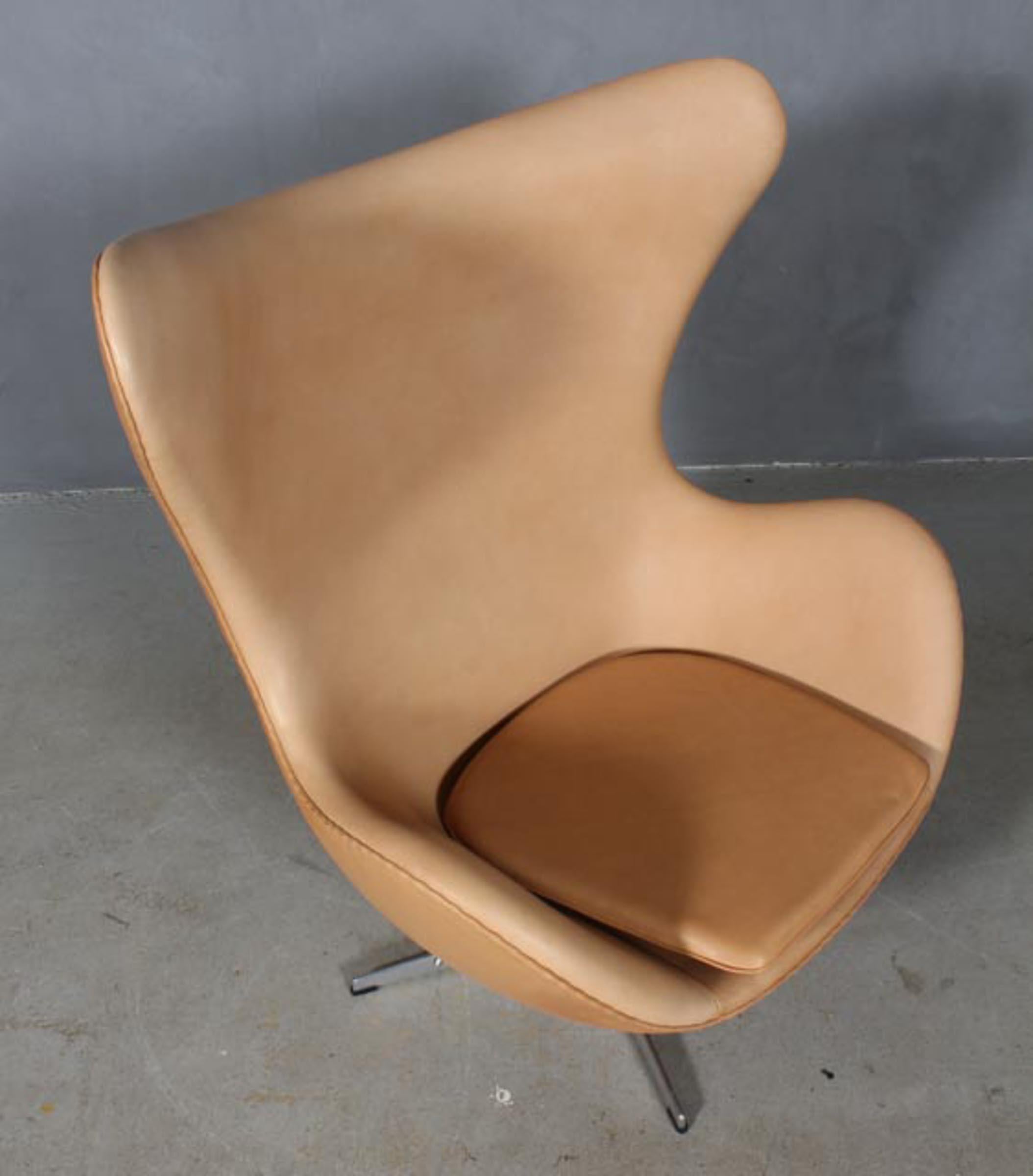 Arne Jacobsen set of lounge chairs model Egg. New upholstered with Vacona Sahara aniline leather.

Four star base with tilt function.

Made by Fritz Hansen.

This iconic chair is one of the most famous chairs in the world and is recognized by