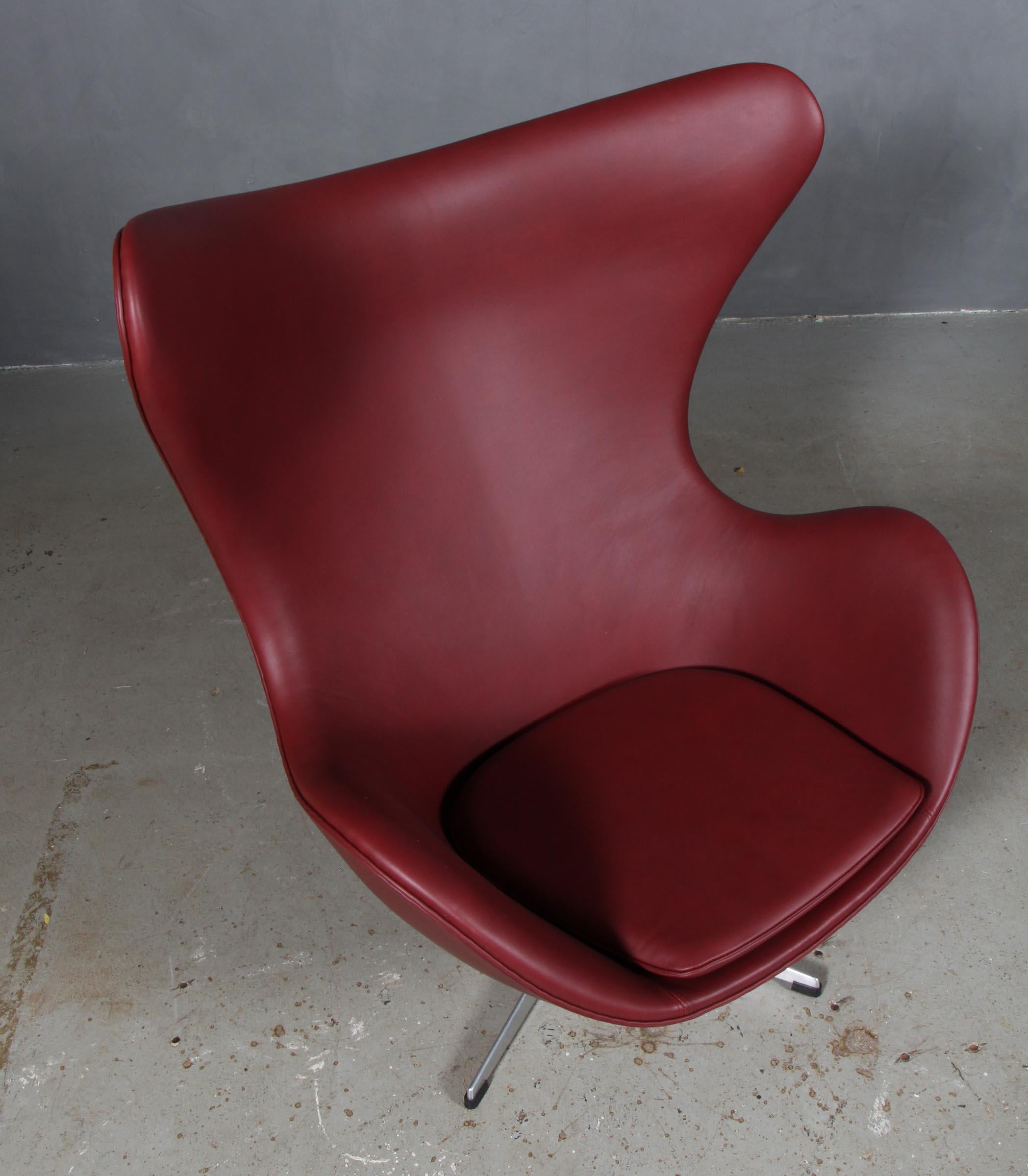 Ensemble de chaises longues Arne Jacobsen modèle Egg. Nouveau revêtement en cuir à l'aniline de couleur rouge indien.

Base quatre étoiles.

Fabriqué par Fritz Hansen.

Cette chaise emblématique est l'une des plus célèbres au monde et est