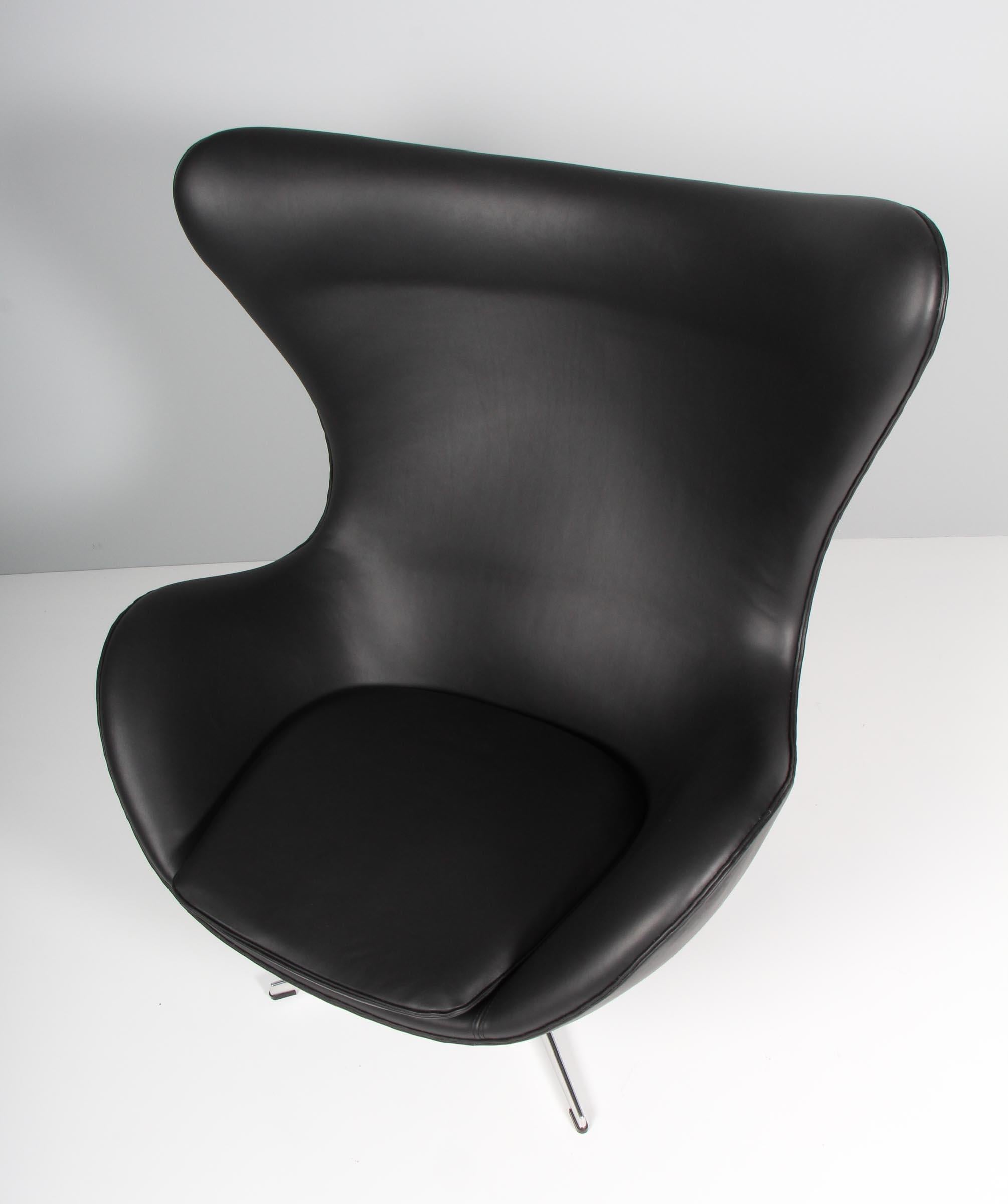 Arne Jacobsen Satz Sessel Modell Egg. Neu gepolstert mit schwarzem Anilinleder Dakar.

Vier-Sterne-Fußkreuz mit Kippfunktion.

Hergestellt von Fritz Hansen.

Dieser ikonische Stuhl ist einer der berühmtesten Stühle der Welt und wird von