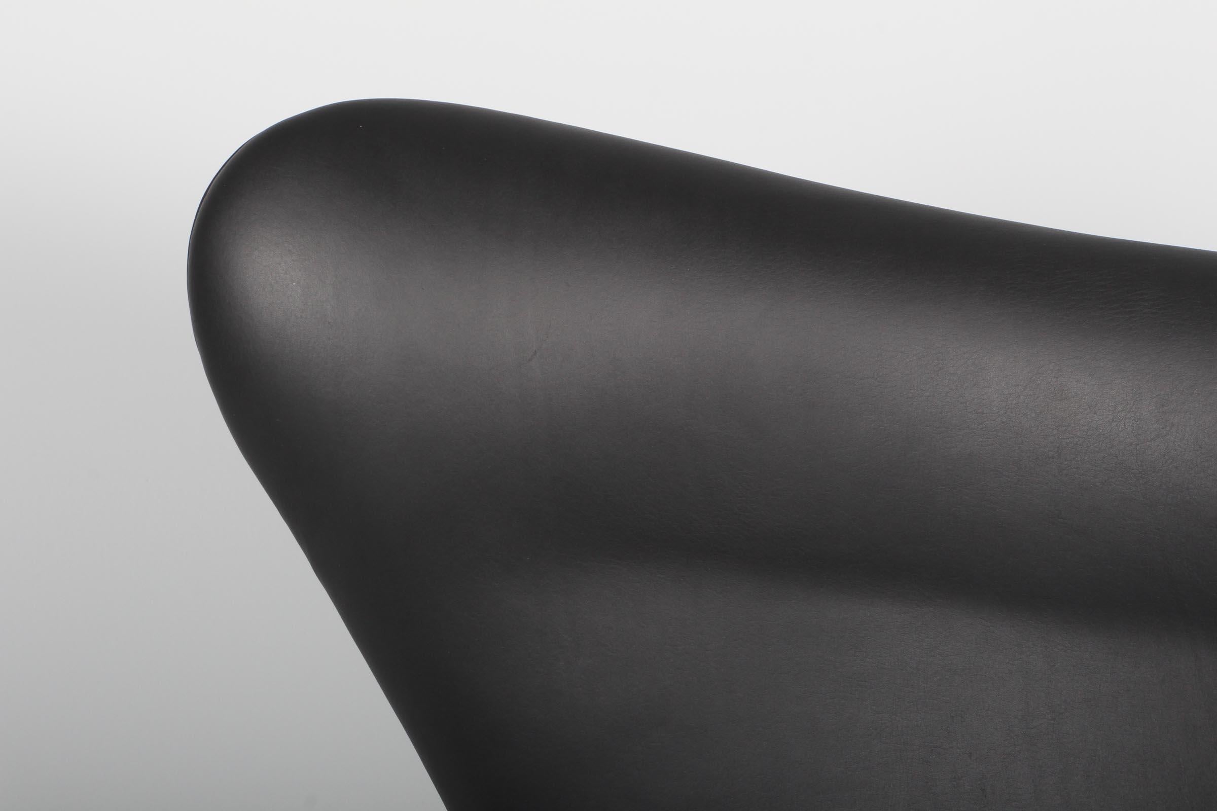 Neu Arne Jacobsen Satz von Sesseln Modell Egg. Neu gepolstert mit schwarzem Anilinleder Dakar.

Vier-Sterne-Fußkreuz mit Kippfunktion.

Hergestellt von Fritz Hansen.

Dieser ikonische Stuhl ist einer der berühmtesten Stühle der Welt und wird