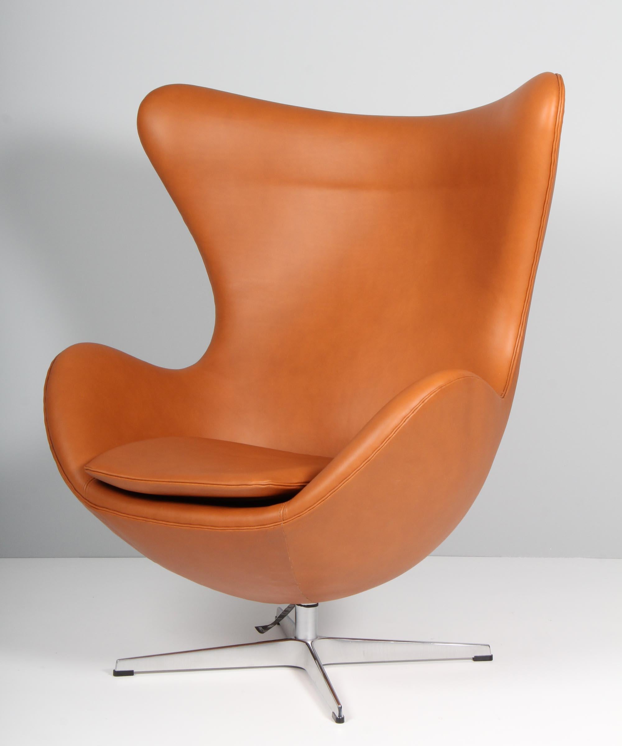Neu Arne Jacobsen Satz von Sesseln Modell Egg. Neu gepolstert mit Walnuss-Anilinleder.

Vier-Sterne-Fußkreuz mit Kippfunktion.

Hergestellt von Fritz Hansen.

Dieser ikonische Stuhl ist einer der berühmtesten Stühle der Welt und wird von