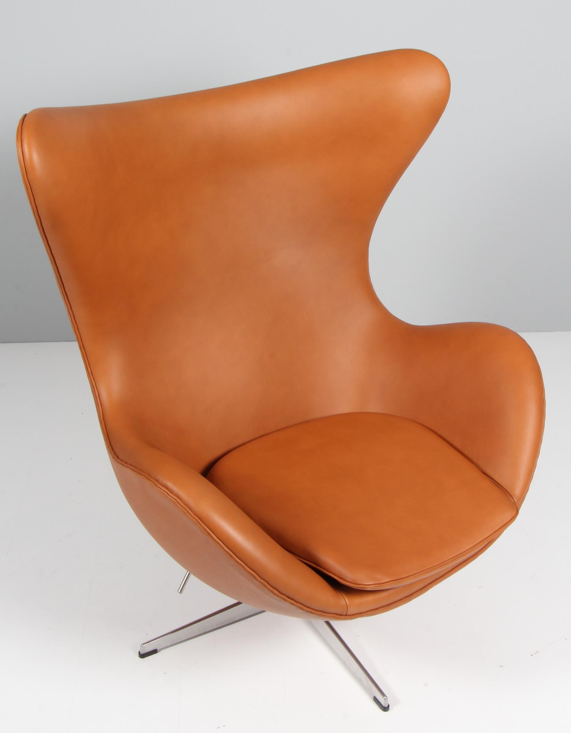 Sedia da salotto Arne Jacobsen modello Egg. Nuovo rivestimento in pelle anilina color noce burro.

Base a quattro stelle.

Prodotto da Fritz Hansen.

Questa sedia iconica è una delle sedie più famose al mondo ed è riconosciuta dagli amanti del