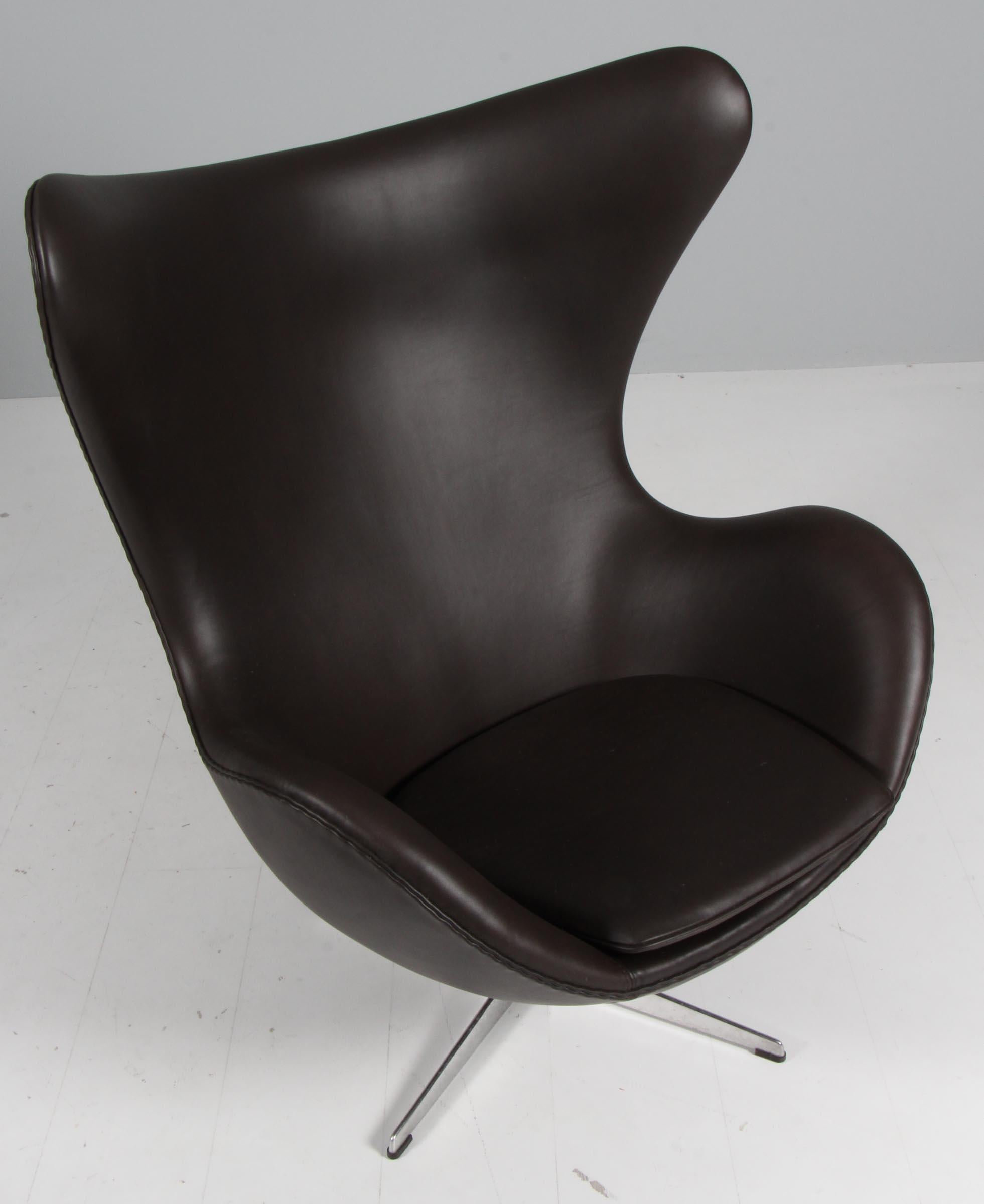 Arne Jacobsen lounge chair model Egg. New upholstered with mokka butter aniline leather.

Four star base profilated base.

Made by Fritz Hansen.

This iconic chair is one of the most famous chairs in the world and is recognized by design lovers in