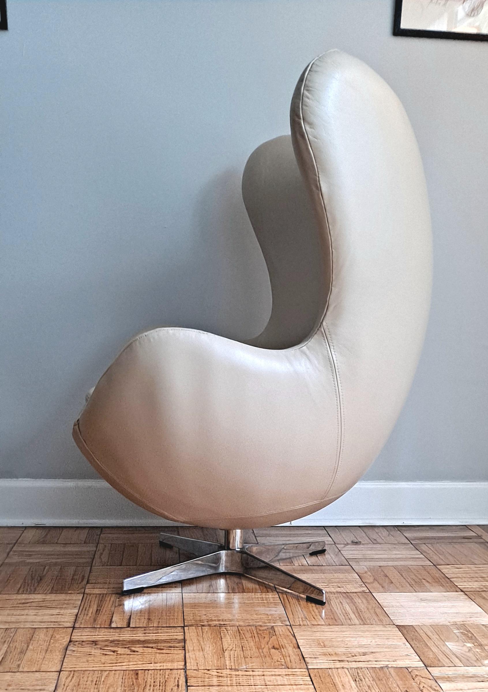 La chaise Egg™ d'Arne Jacobsen est un chef-d'œuvre du design danois. Jacobsen a trouvé la forme parfaite de la chaise en expérimentant avec du fil de fer et du plâtre dans son garage. Aujourd'hui, la chaise Egg est reconnue dans le monde entier