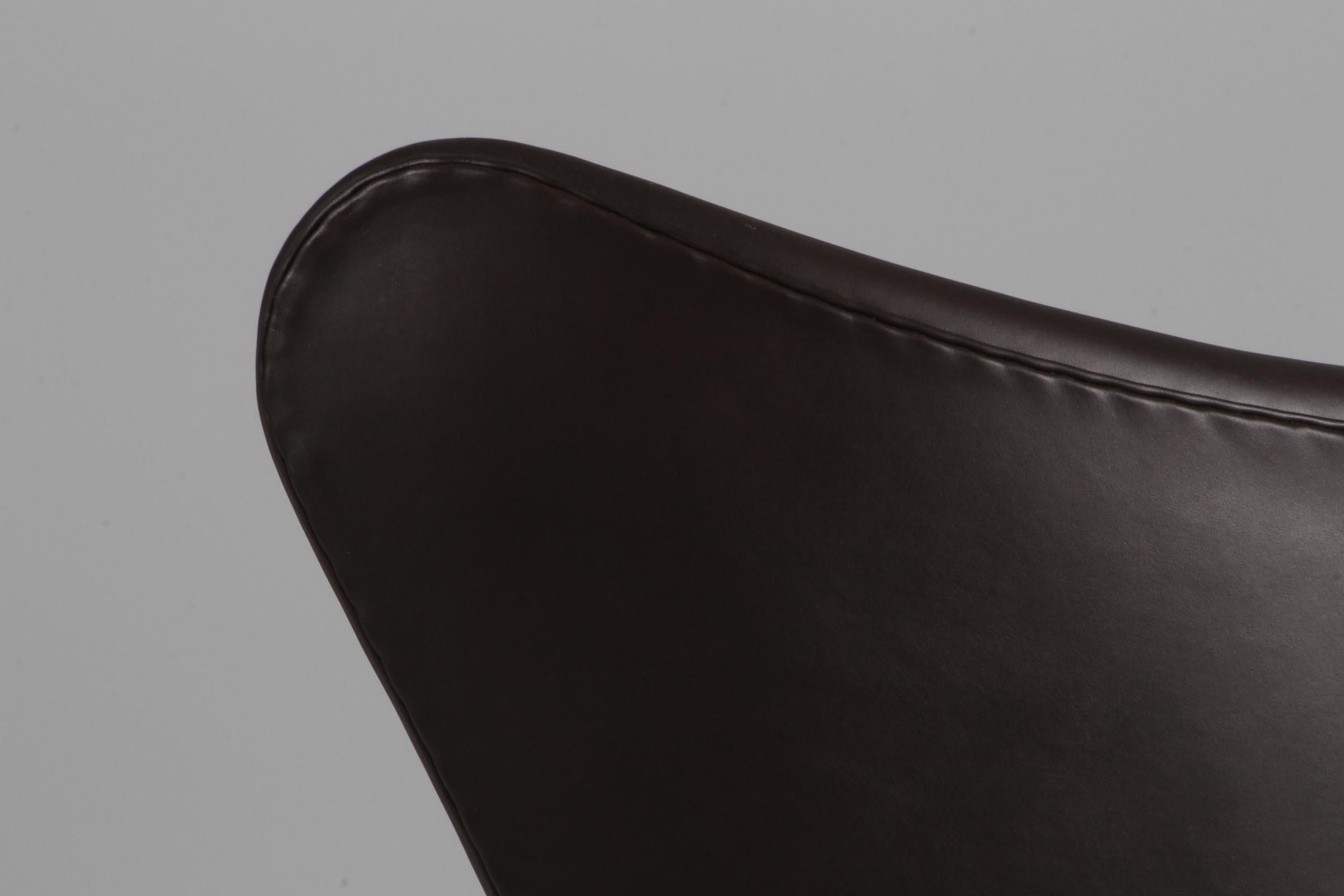Cuir Chaise œuf d'Arne Jacobsen en vente
