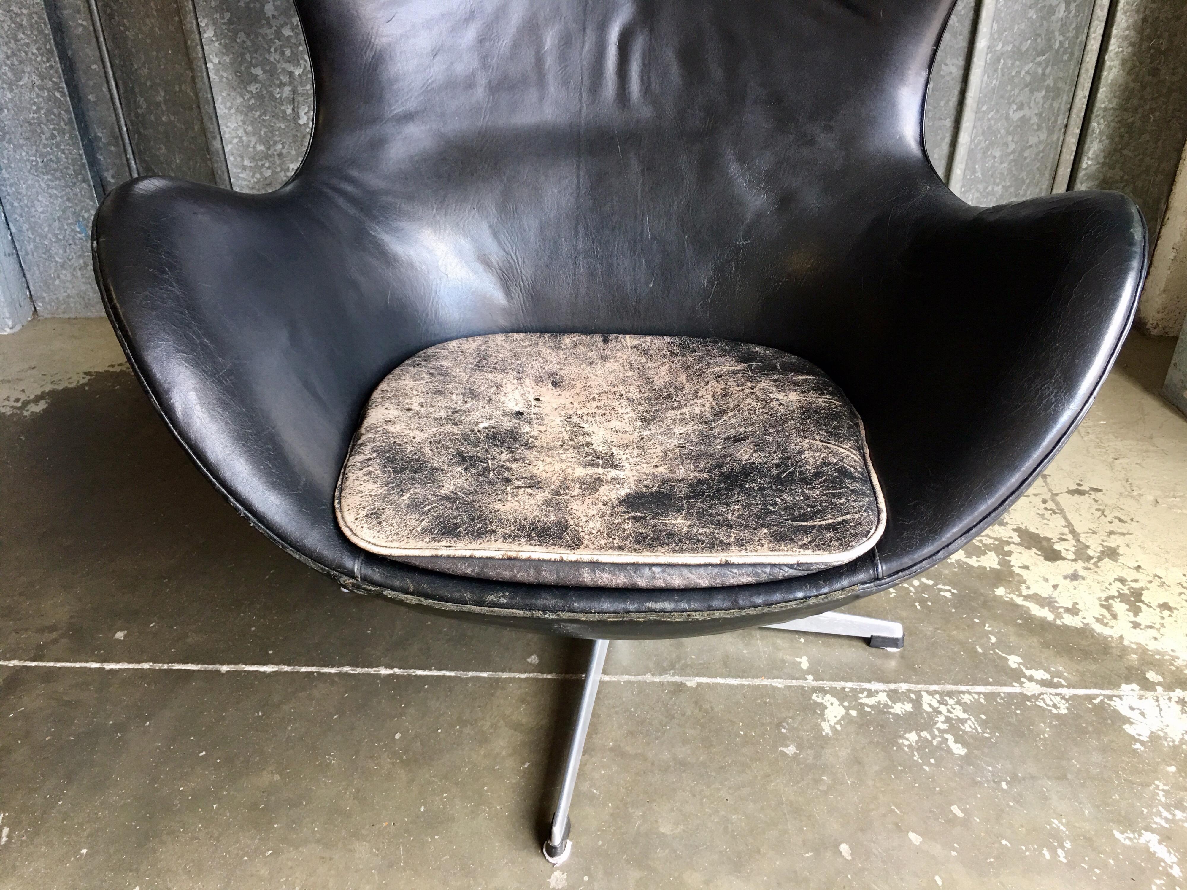 Arne Jacobsen Egg Chair in Black Leather, circa 1963 For Sale 4