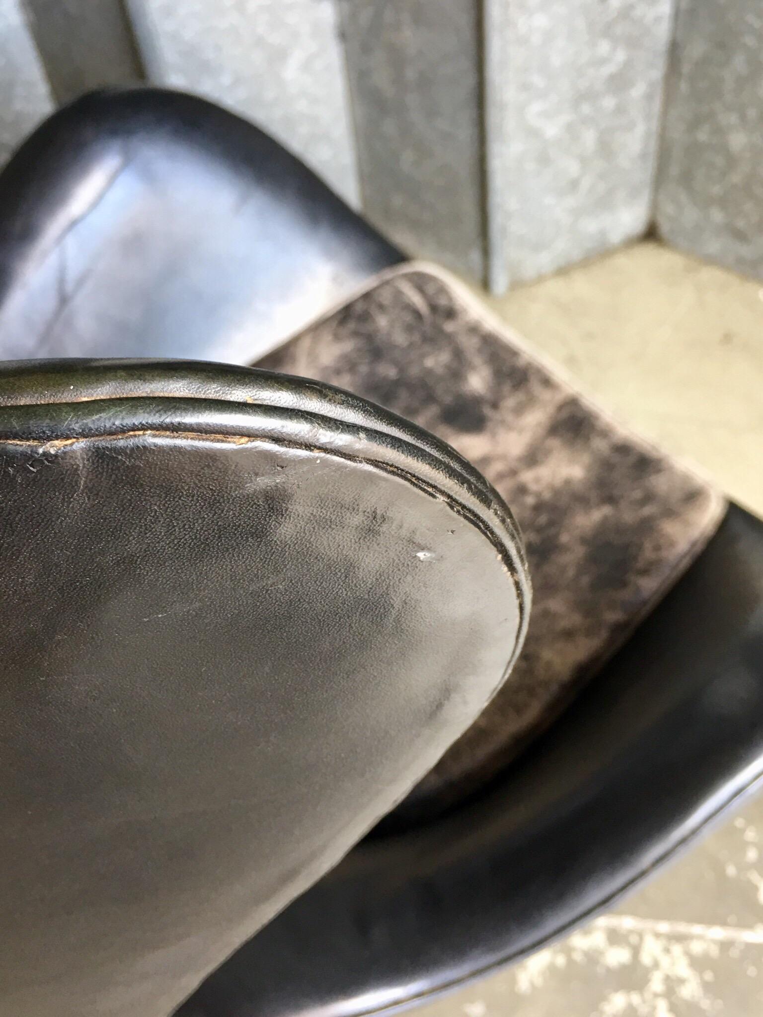 Arne Jacobsen Egg Chair in Black Leather, circa 1963 For Sale 7