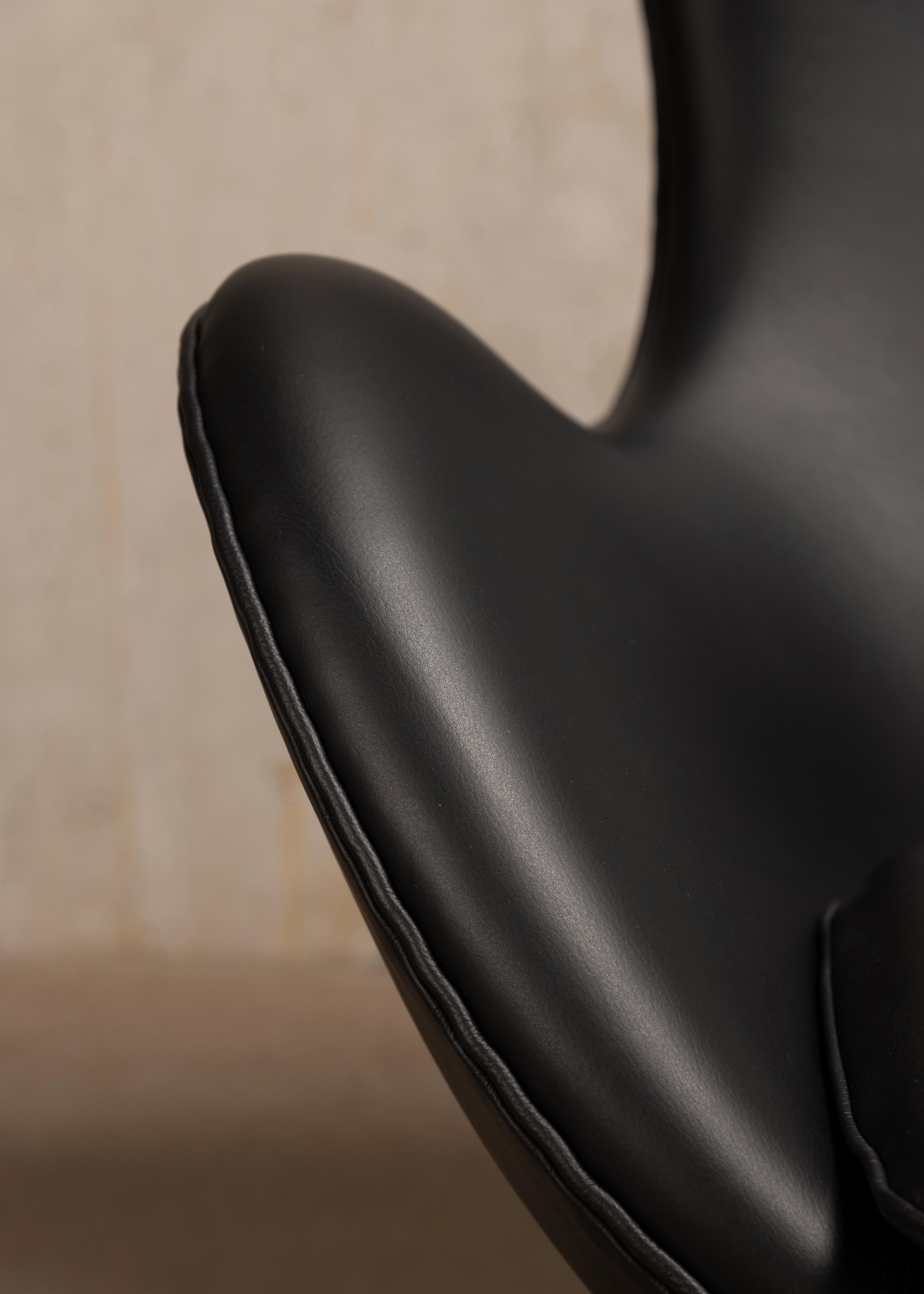 Chaise œuf d'Arne Jacobsen en cuir noir Essential de Fitz Hansen 2