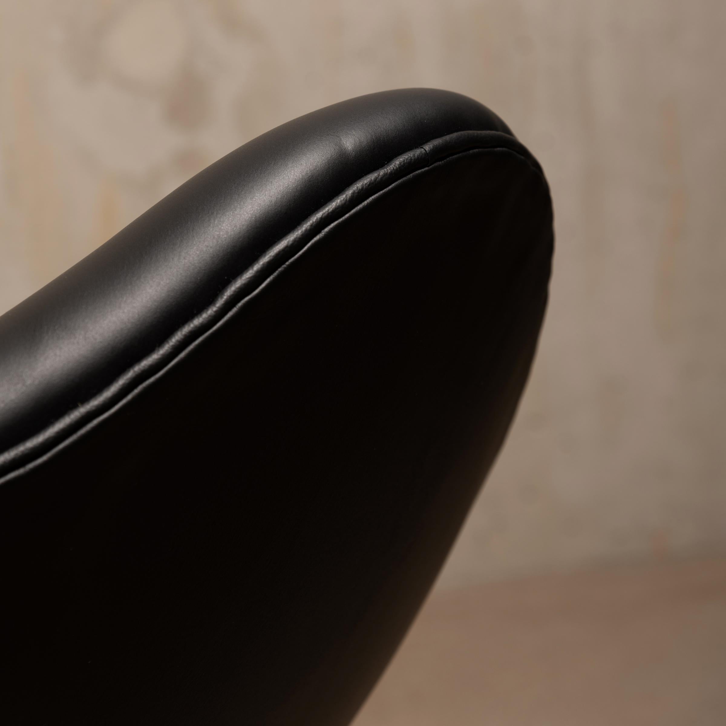 Chaise œuf d'Arne Jacobsen en cuir noir Essential de Fitz Hansen 3