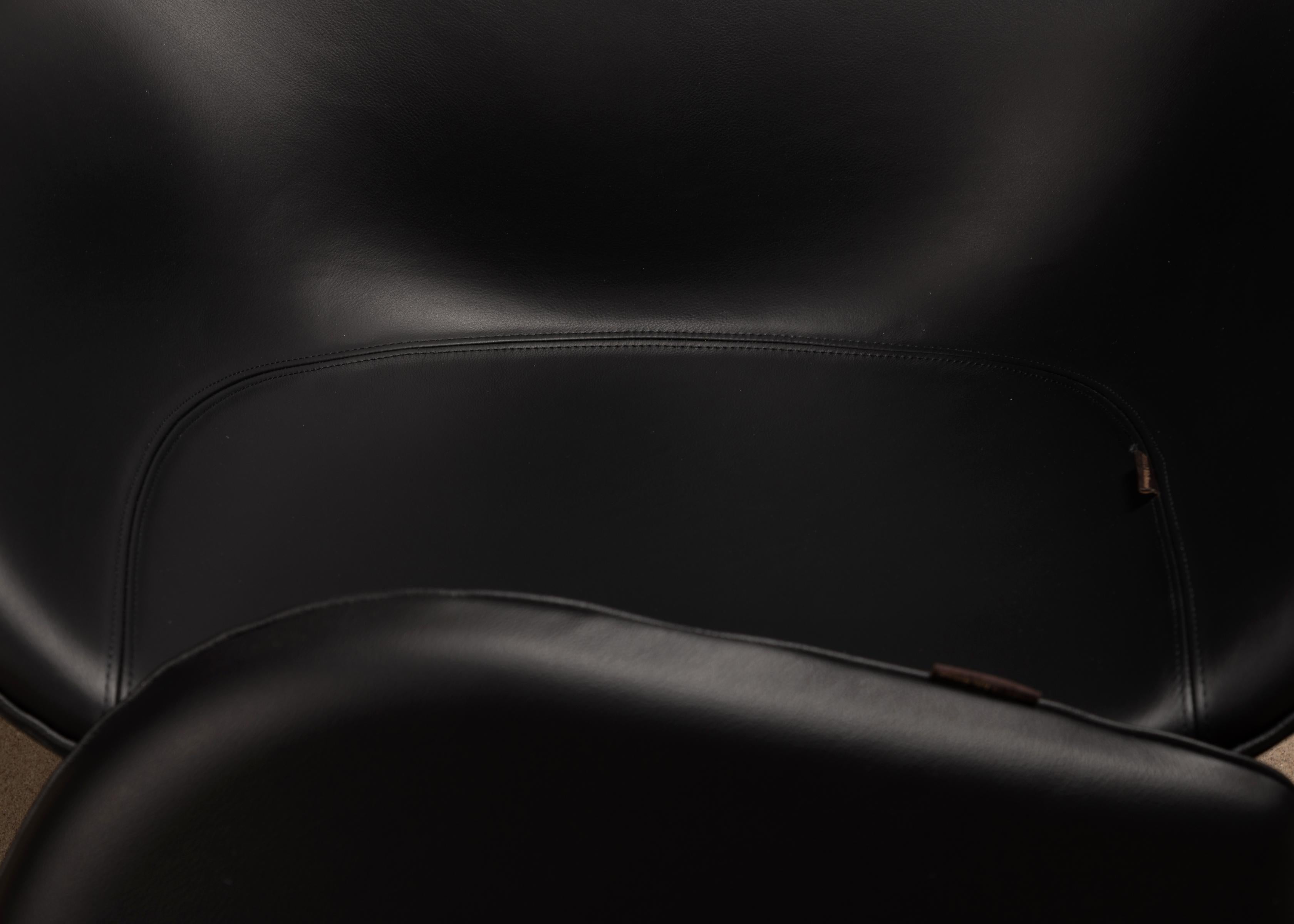 Chaise œuf d'Arne Jacobsen en cuir noir Essential de Fitz Hansen 6