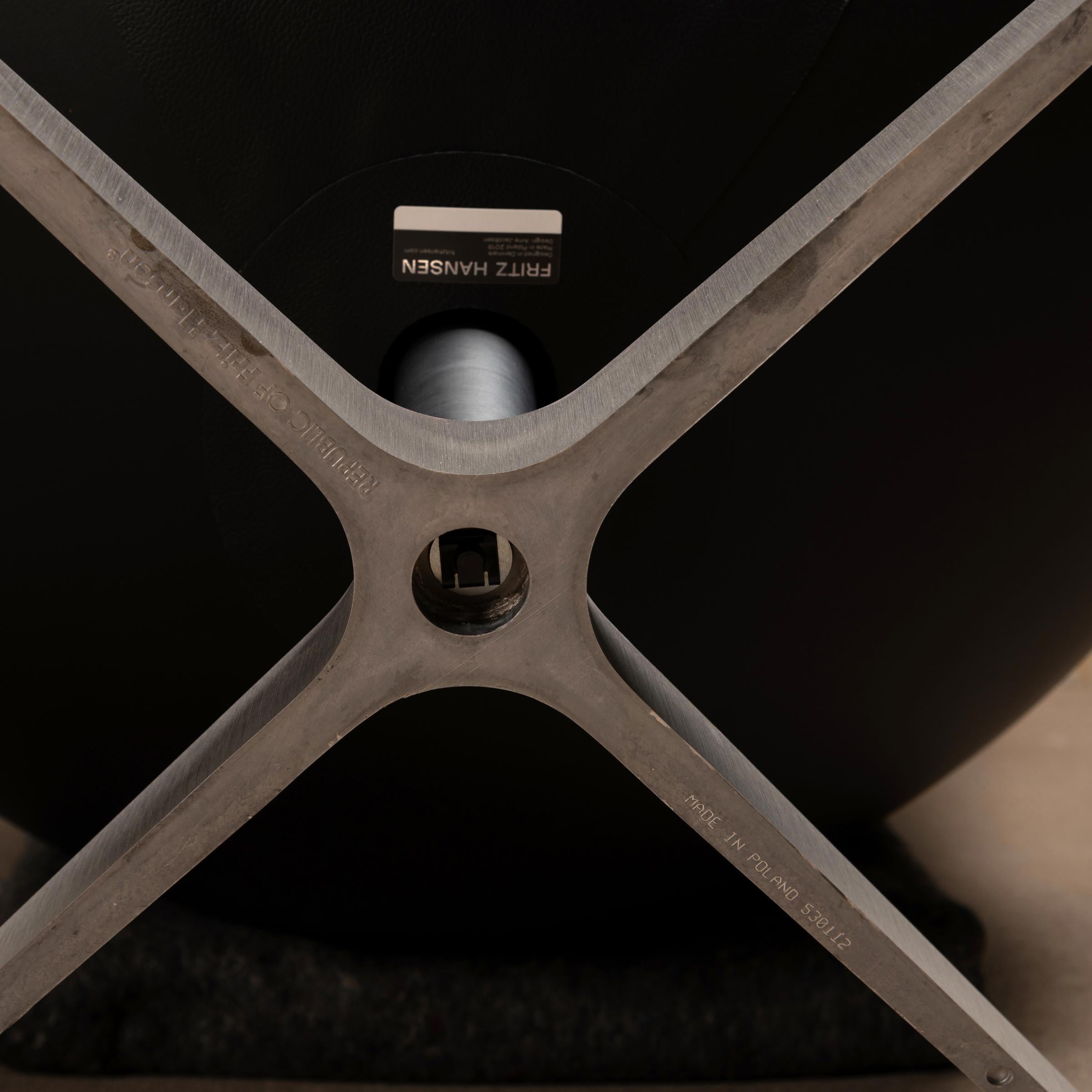 Chaise œuf d'Arne Jacobsen en cuir noir Essential de Fitz Hansen 8
