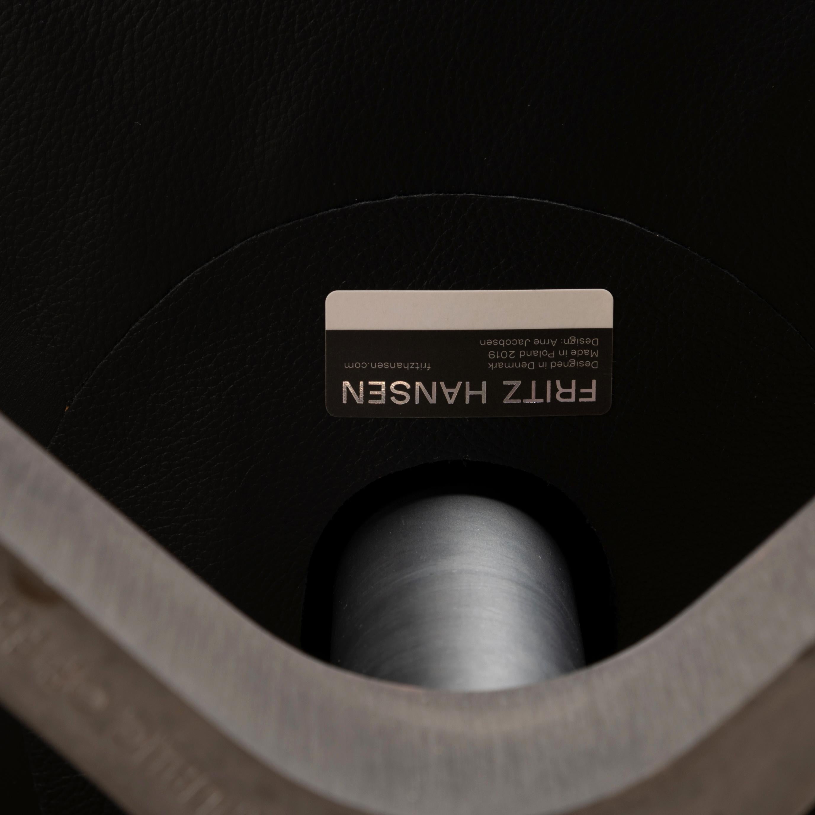 Chaise œuf d'Arne Jacobsen en cuir noir Essential de Fitz Hansen 10