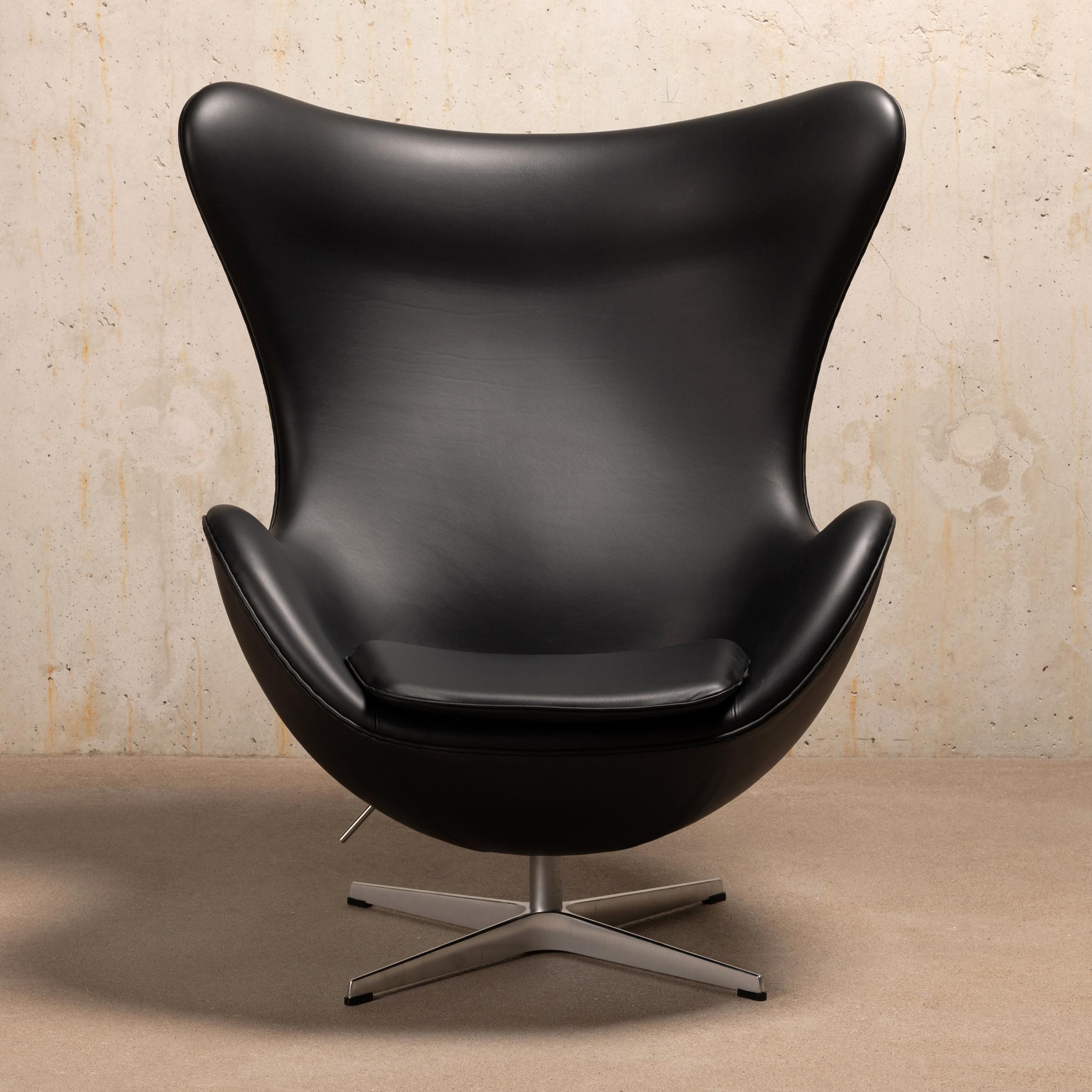 L'emblématique et magnifique fauteuil Egg conçu par Arne Jacobsen pour Fitz Hansen en 1958. Original Essential en cuir noir avec base en aluminium poli avec fonction de pivotement / inclinaison réglable. Tous en excellent état d'usage et d'origine.