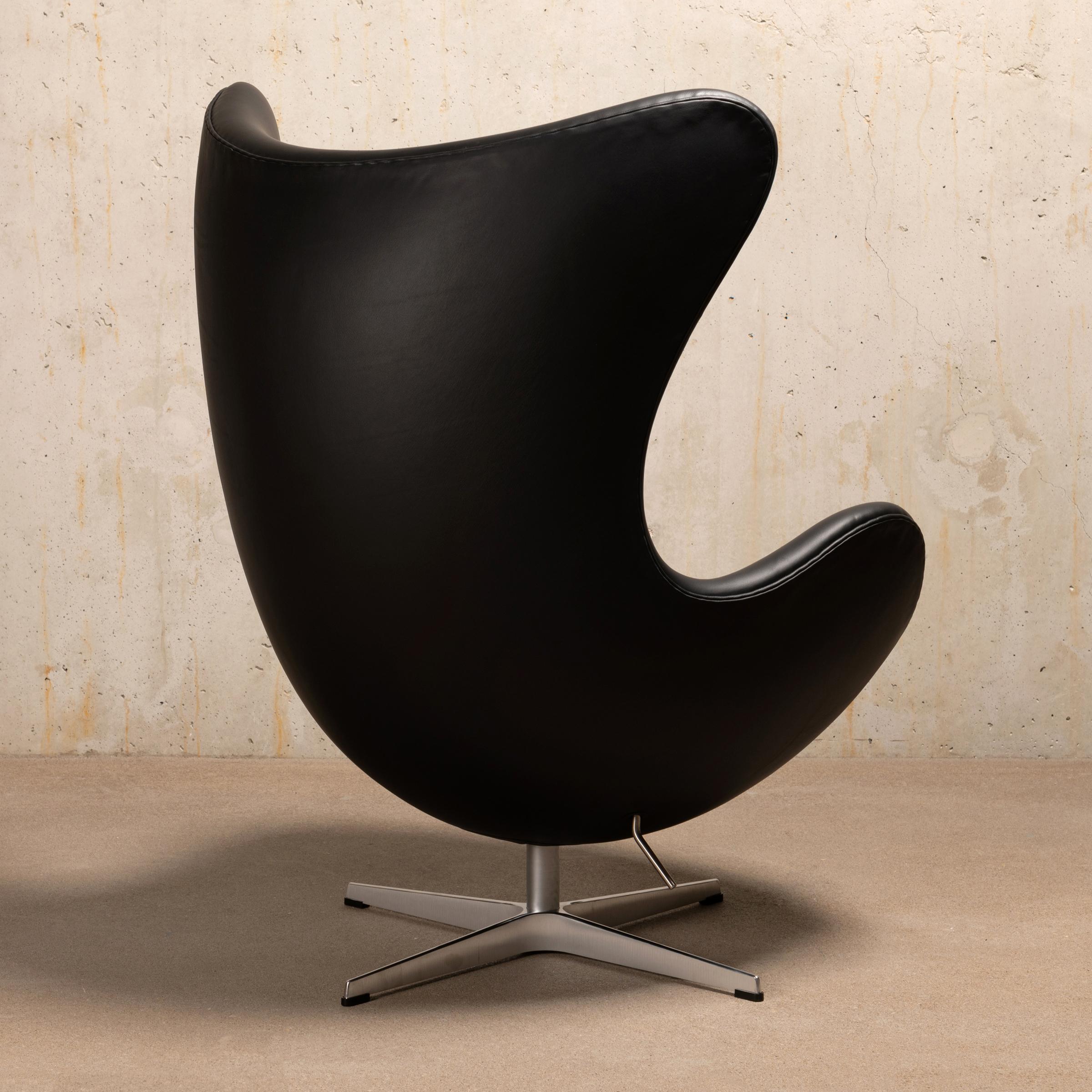 Scandinave moderne Chaise œuf d'Arne Jacobsen en cuir noir Essential de Fitz Hansen