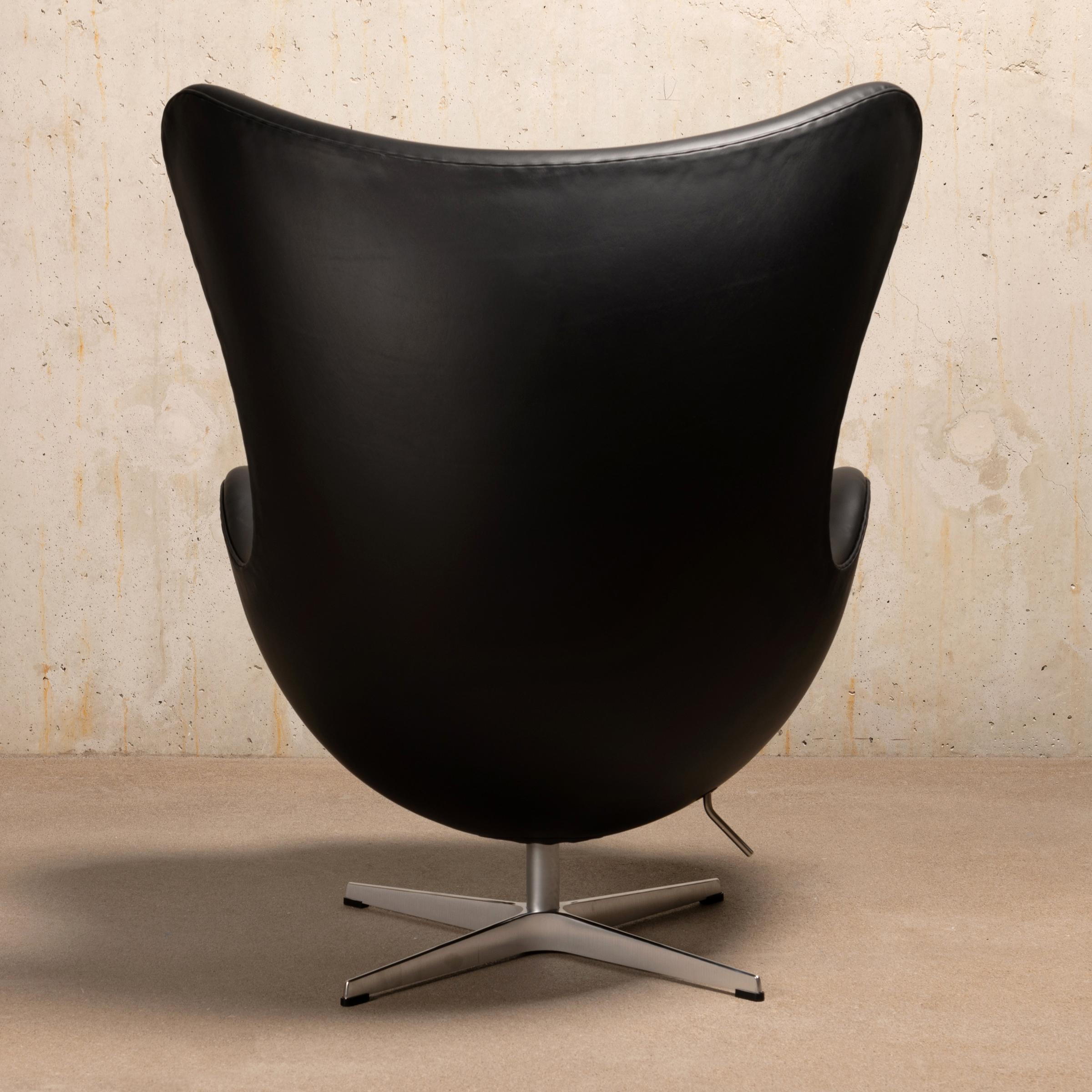 Danois Chaise œuf d'Arne Jacobsen en cuir noir Essential de Fitz Hansen