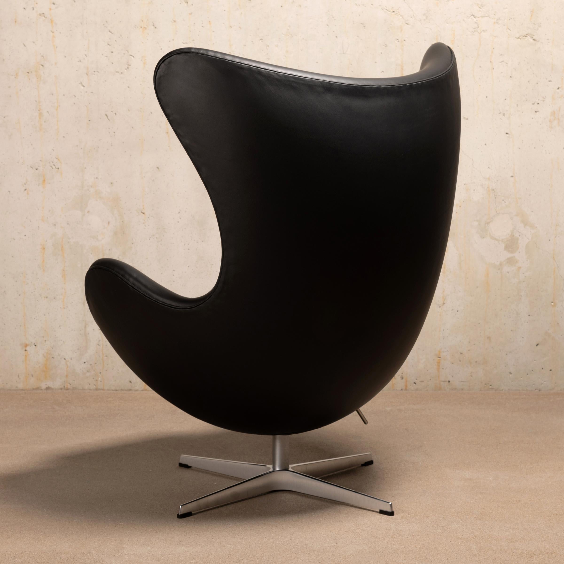 Moulage Chaise œuf d'Arne Jacobsen en cuir noir Essential de Fitz Hansen