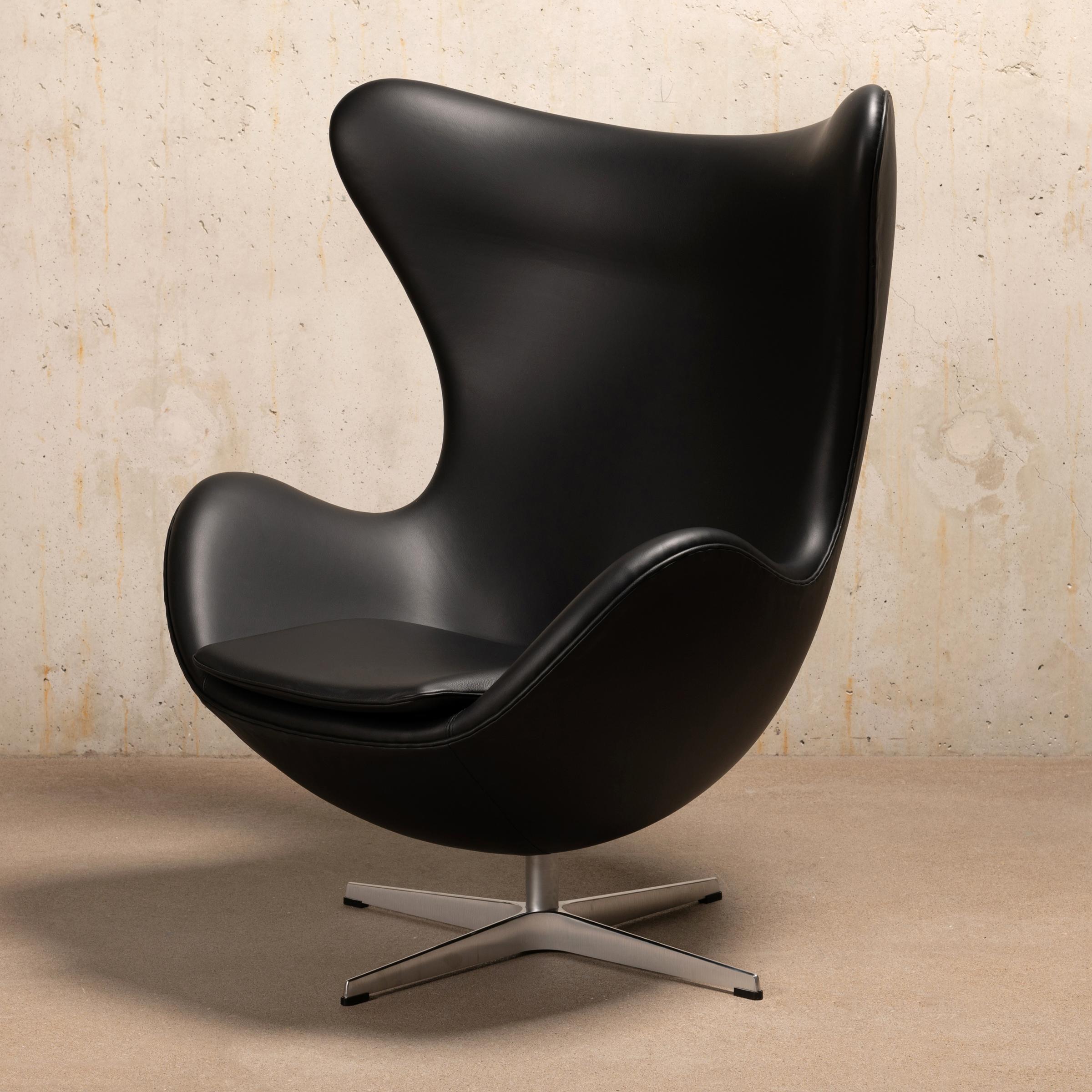 Milieu du XXe siècle Chaise œuf d'Arne Jacobsen en cuir noir Essential de Fitz Hansen