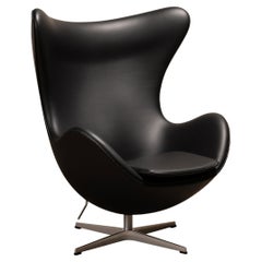 Chaise œuf d'Arne Jacobsen en cuir noir Essential de Fitz Hansen