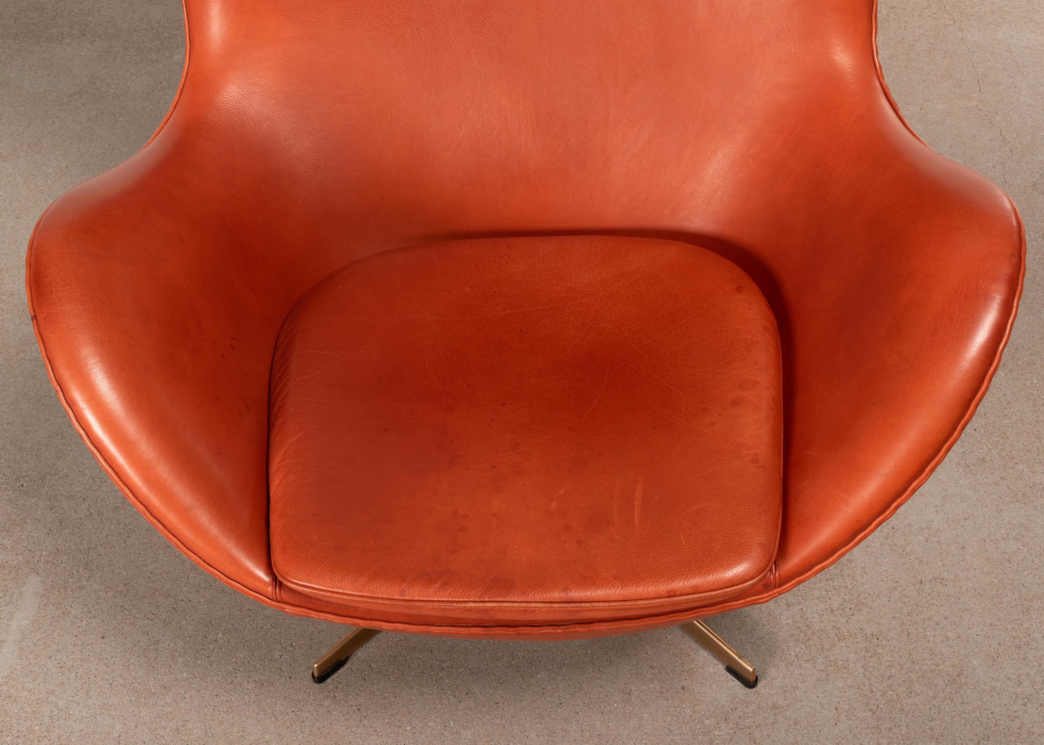 Aluminum Arne Jacobsen Egg Chair in Light Patined Grace Leather by Fitz Hansen