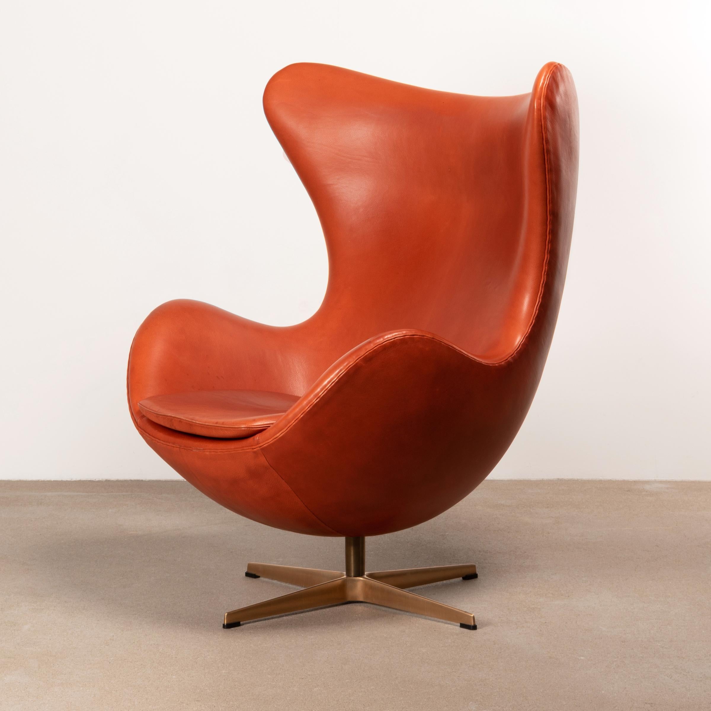 Iconic and beautifull Egg chair designed by Arne Jacobsen for Fitz Hansen in 1958. Light patined Grace Leather with base in brown bronze polisehed aluminum with swivel / adjustable tilt function. All in very good condition.