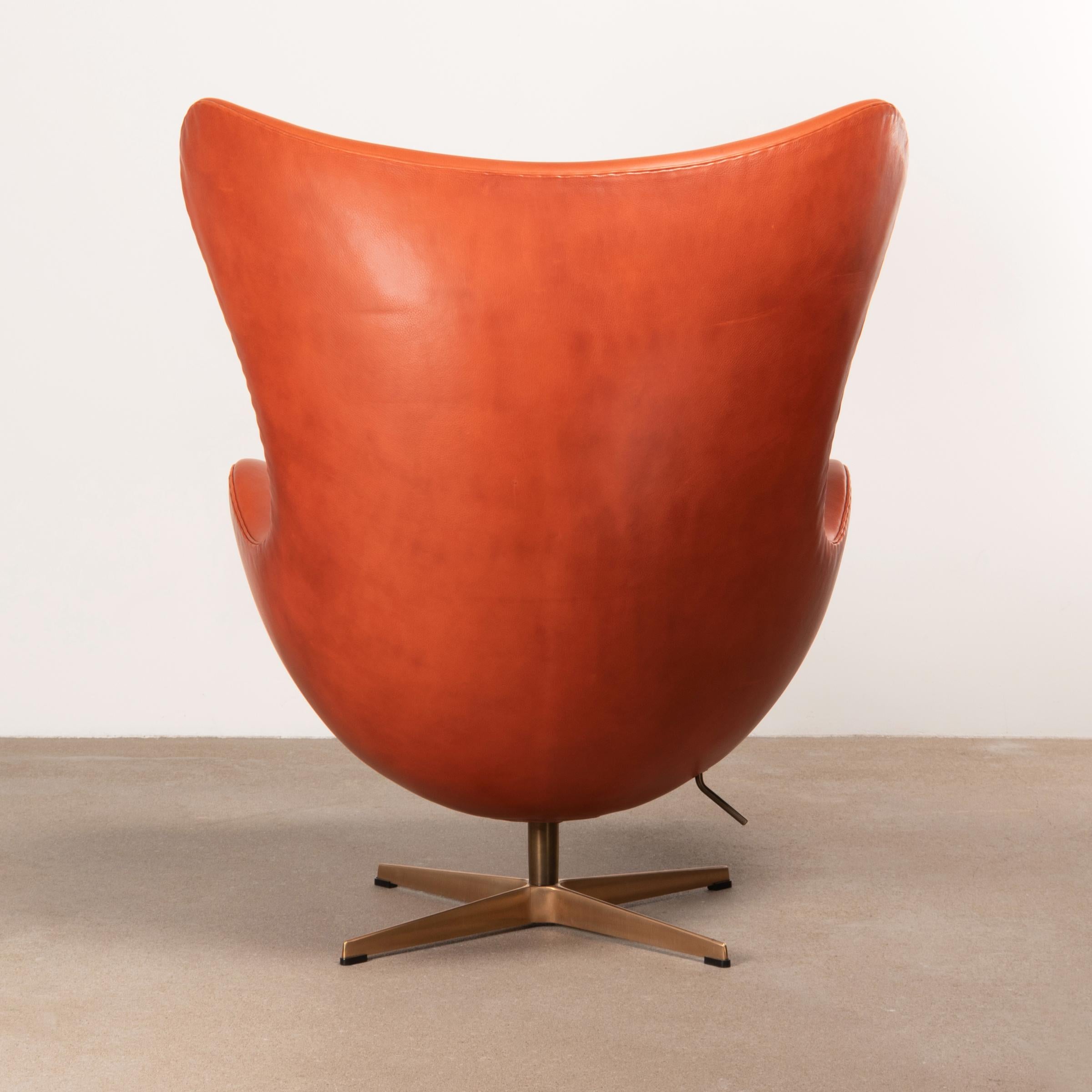 Scandinavian Modern Arne Jacobsen Egg Chair in Light Patined Grace Leather by Fitz Hansen