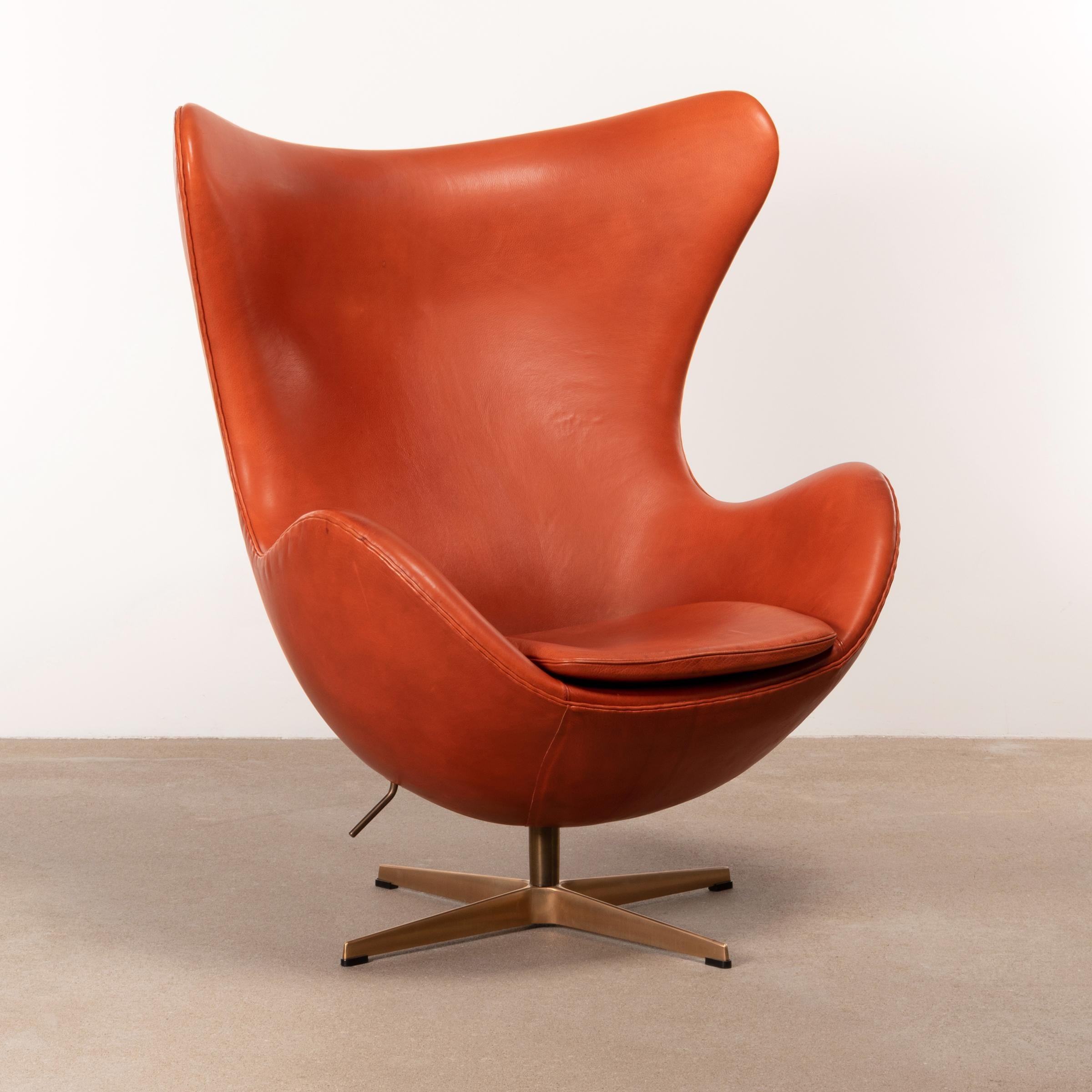 Arne Jacobsen Egg Chair in Light Patined Grace Leather by Fitz Hansen In Good Condition In Amsterdam, NL