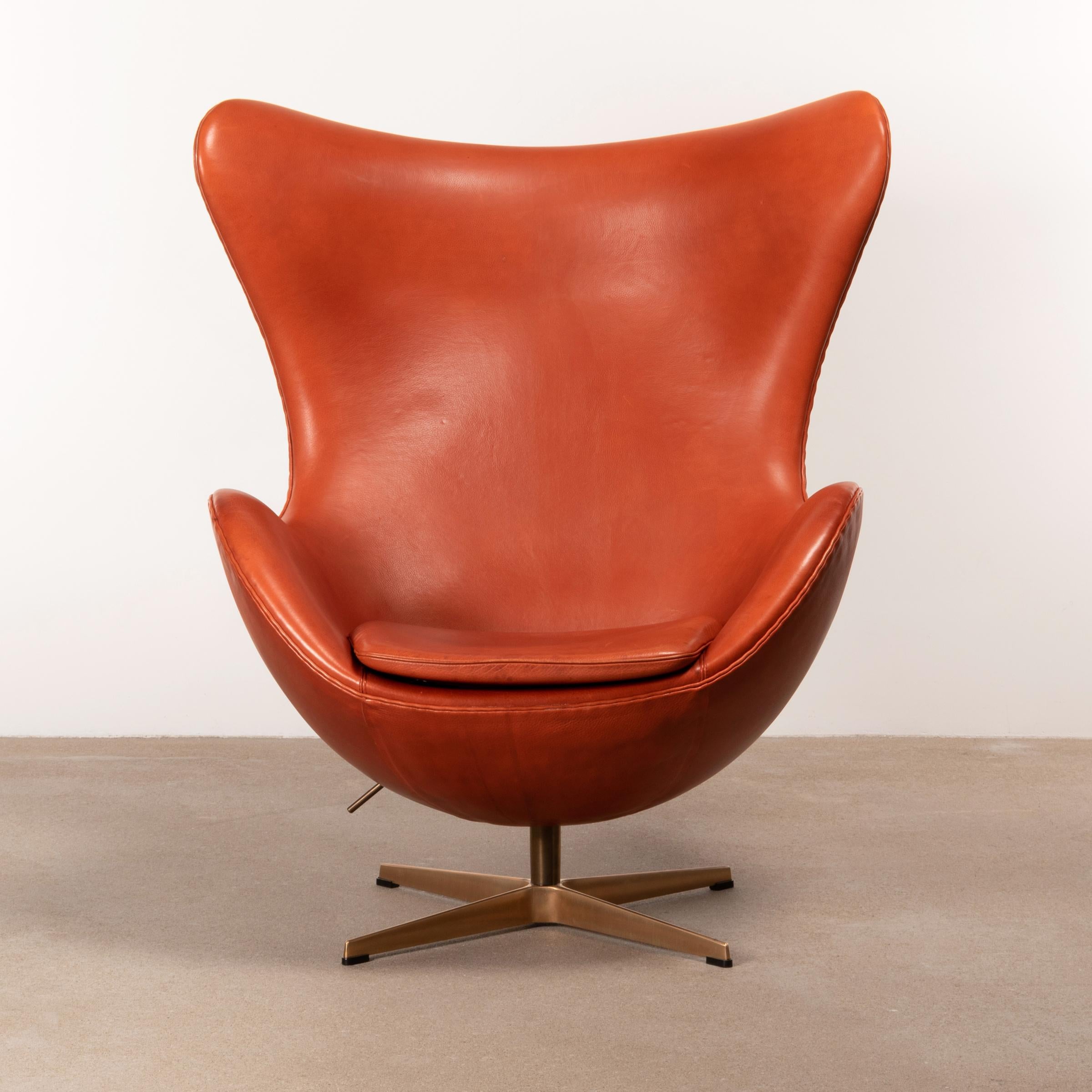 Mid-20th Century Arne Jacobsen Egg Chair in Light Patined Grace Leather by Fitz Hansen