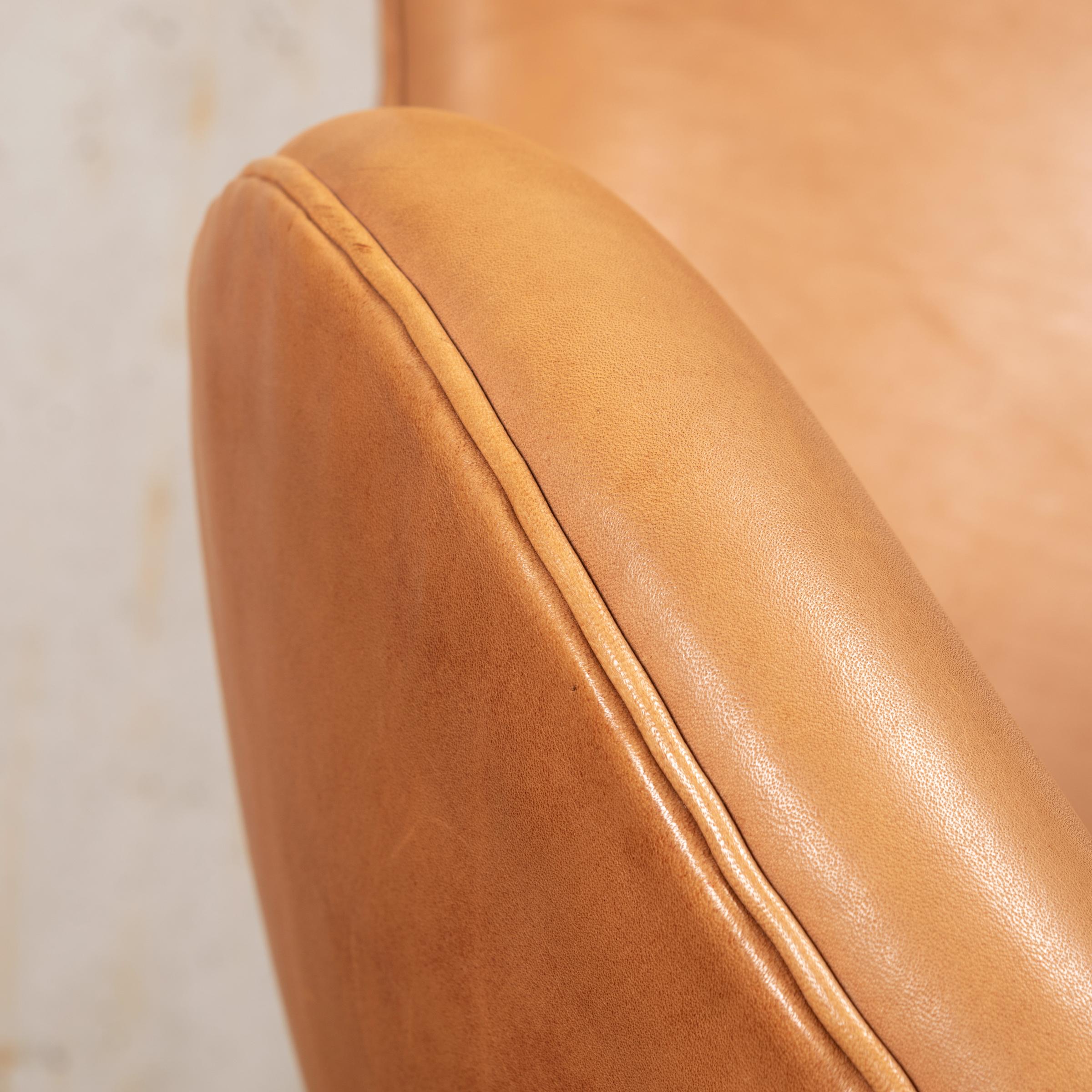 Arne Jacobsen Egg Chair in Patined Walnut Grace Leather by Fitz Hansen, Denmark 3