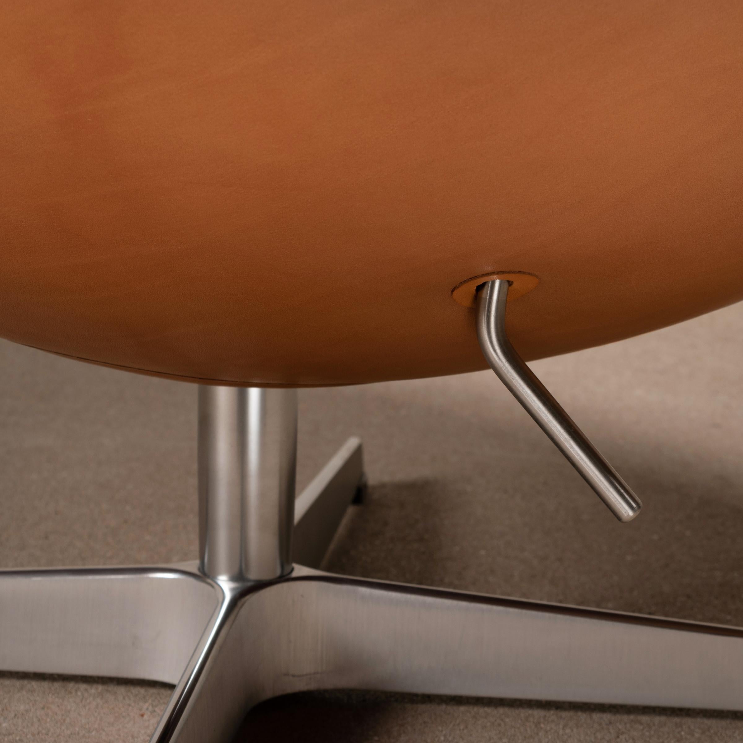 Arne Jacobsen Egg Chair in Patined Walnut Grace Leather by Fitz Hansen, Denmark 8