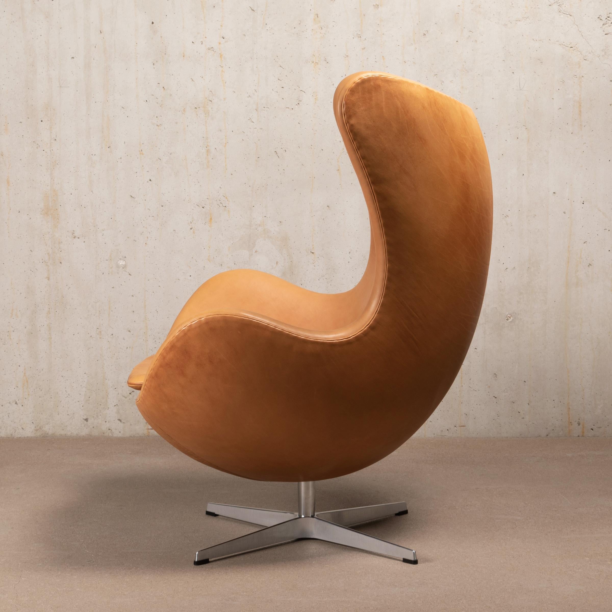 Iconic and beautifull Egg chair designed by Arne Jacobsen for Fitz Hansen in 1958. Original patined Walnut Grace Leather with base in polisehed aluminum with swivel / adjustable tilt function. All in very good original condition. Chair is signed