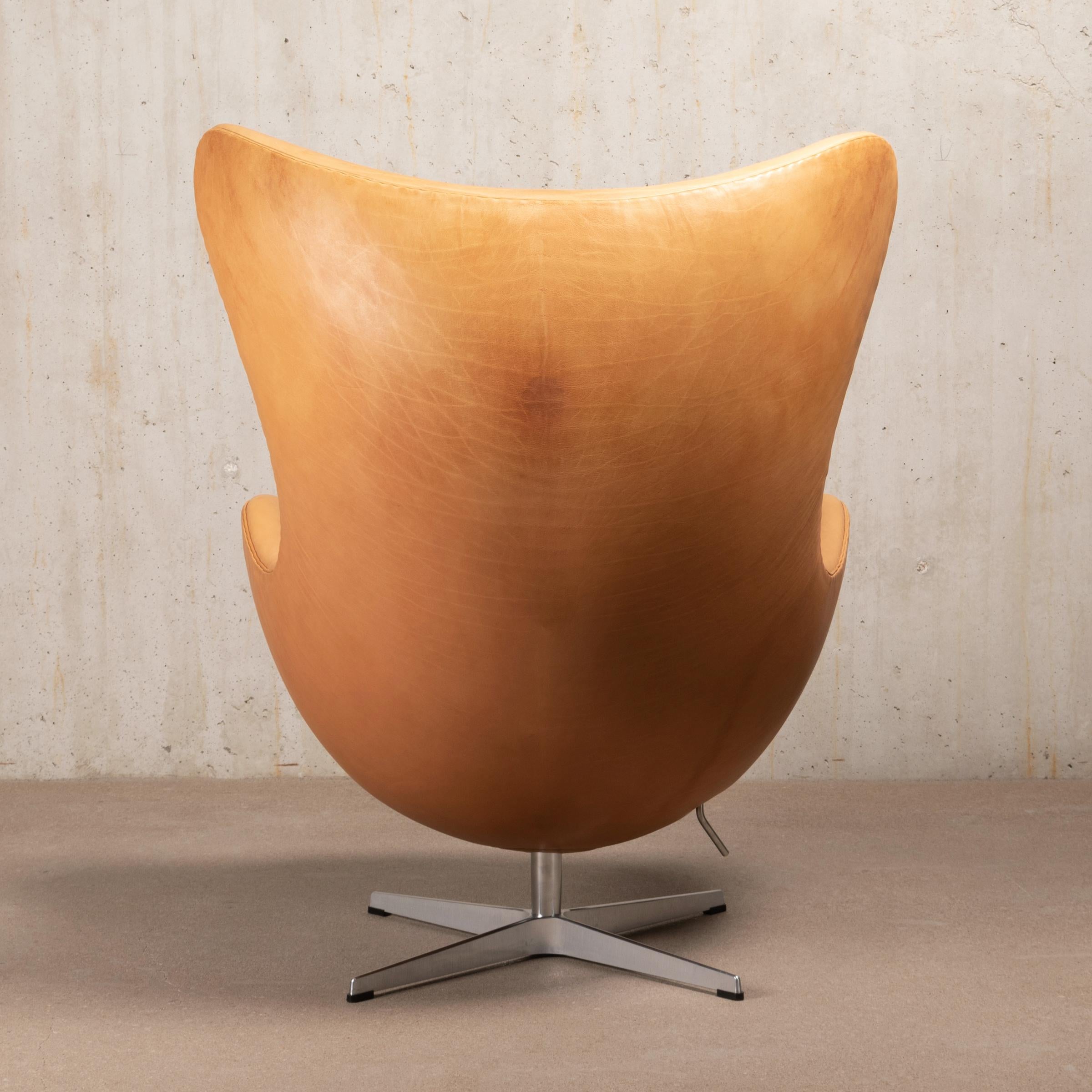 Danish Arne Jacobsen Egg Chair in Patined Walnut Grace Leather by Fitz Hansen, Denmark