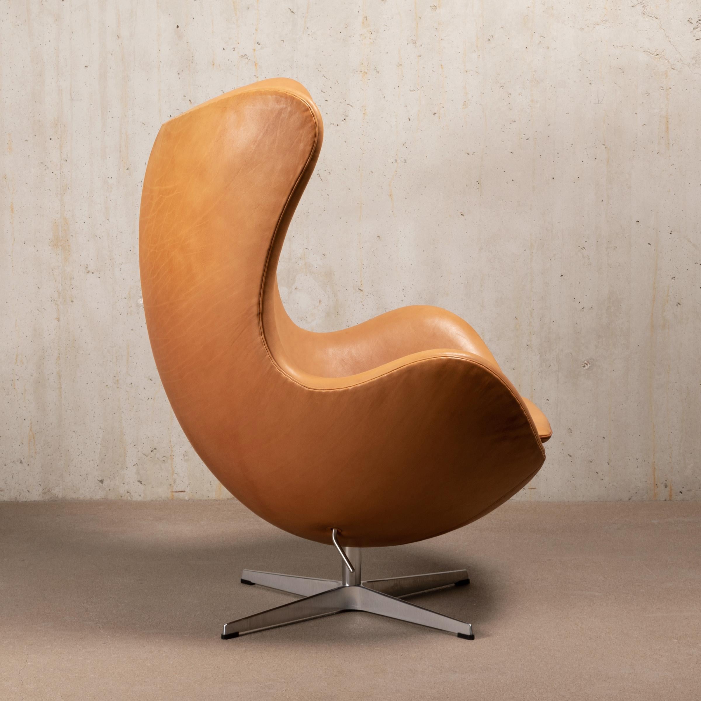 Cast Arne Jacobsen Egg Chair in Patined Walnut Grace Leather by Fitz Hansen, Denmark