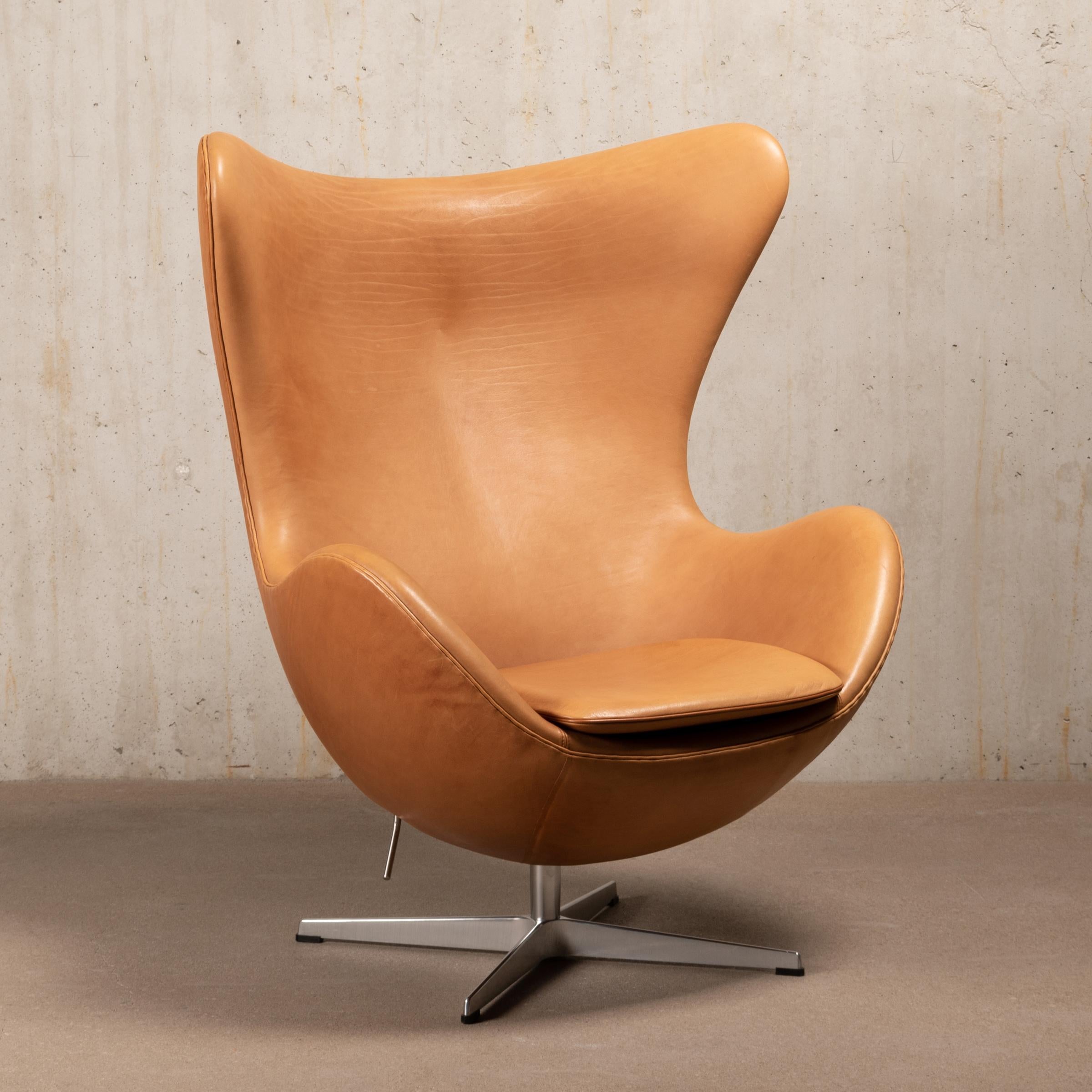 Arne Jacobsen Egg Chair in Patined Walnut Grace Leather by Fitz Hansen, Denmark In Good Condition In Amsterdam, NL