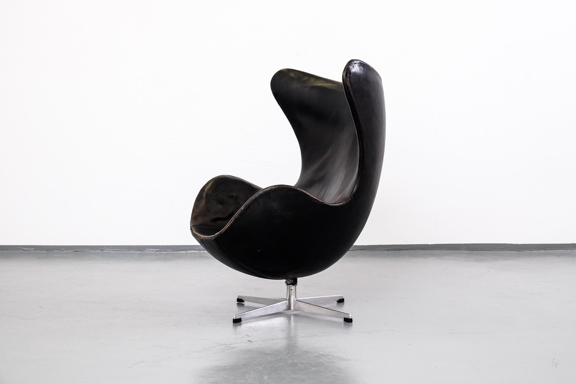 Rare, original and early lounge chair model 3316 / 'Egg' designed by Arne Jacobsen. Produced by Fritz Hansen in Denmark. Leather stamped by Fritz Hansen and 'Made in Denmark'.

This chair is in original condition, so it has a lot of nice patina